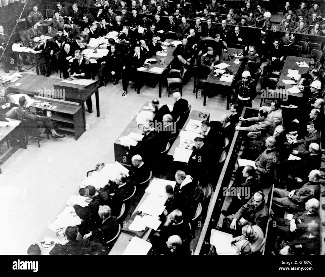 Un point de vue général des procès de Nuremberg en cours après la Seconde Guerre mondiale au Palais de Justice. On peut voir les anciens dirigeants nazis d'Allemagne assis à droite de la photo. Ils comprennent Goering, Ribbentrop, Keitel, Jodl, Kaltenbrunner et Hess. Banque D'Images