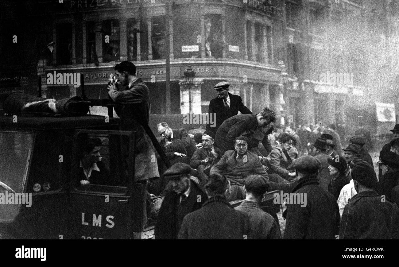 La scène au marché de la viande de Smithfield à Londres peu après l'explosion d'une fusée allemande V-2.La fusée a provoqué l'effondrement du marché avec de nombreuses personnes tombant dans le cratère.D'autres ont été tués par la chute de débris.110 personnes sont mortes dans l'incident, l'un des pires péages des armes V.Photo de la collection PA de la Seconde Guerre mondiale. Banque D'Images