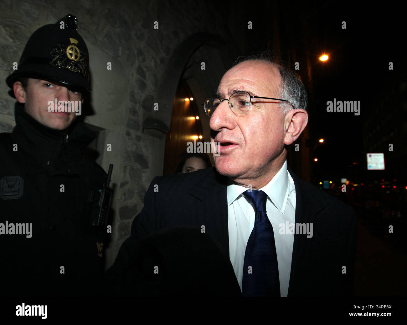 Ken Costa, ancien vice-président de la banque d'investissement UBS, part après une réunion avec des manifestants du mouvement Occupy London au centre de réconciliation et de paix de St Ethelburga dans la City de Londres. APPUYEZ SUR ASSOCIATION photo. Date de la photo: Mercredi 7 décembre 2011. Voir PA Story PROTEST Banks. Le crédit photo doit être lu : Sean Dempsey/PA Wire Banque D'Images