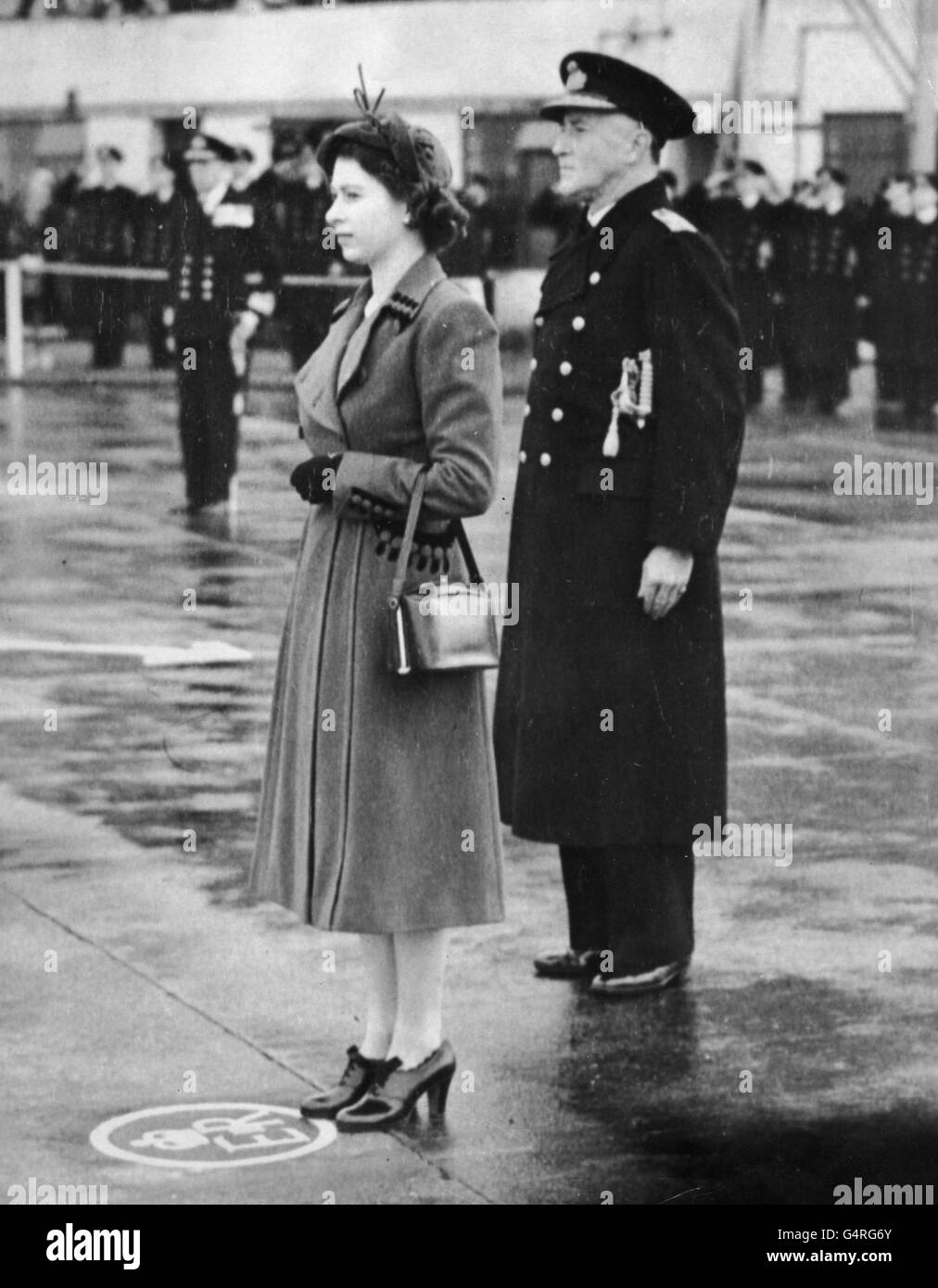 La reine Elizabeth II visite le Commandement aérien de la Marine royale à Lee-on-Solent. La Reine prend le salut accompagné du vice-amiral C.E., officier du drapeau aérien (domicile) Lambe Banque D'Images
