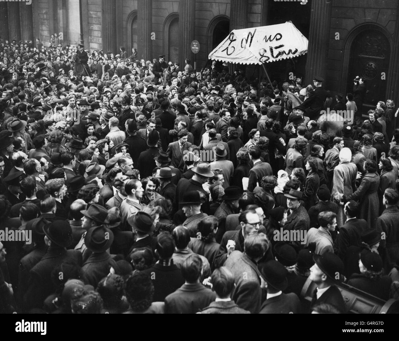 Les employés de la ville emballez Threadneedle Street, Londres, après avoir vu la Reine arriver avec le duc d'Édimbourg pour assister à un déjeuner à la Banque d'Angleterre. Banque D'Images Les employés de la ville emballez Threadneedle Street, Londres, après avoir vu la Reine arriver avec le duc d'Édimbourg pour assister à un déjeuner à la Banque d'Angleterre. Banque D'Images