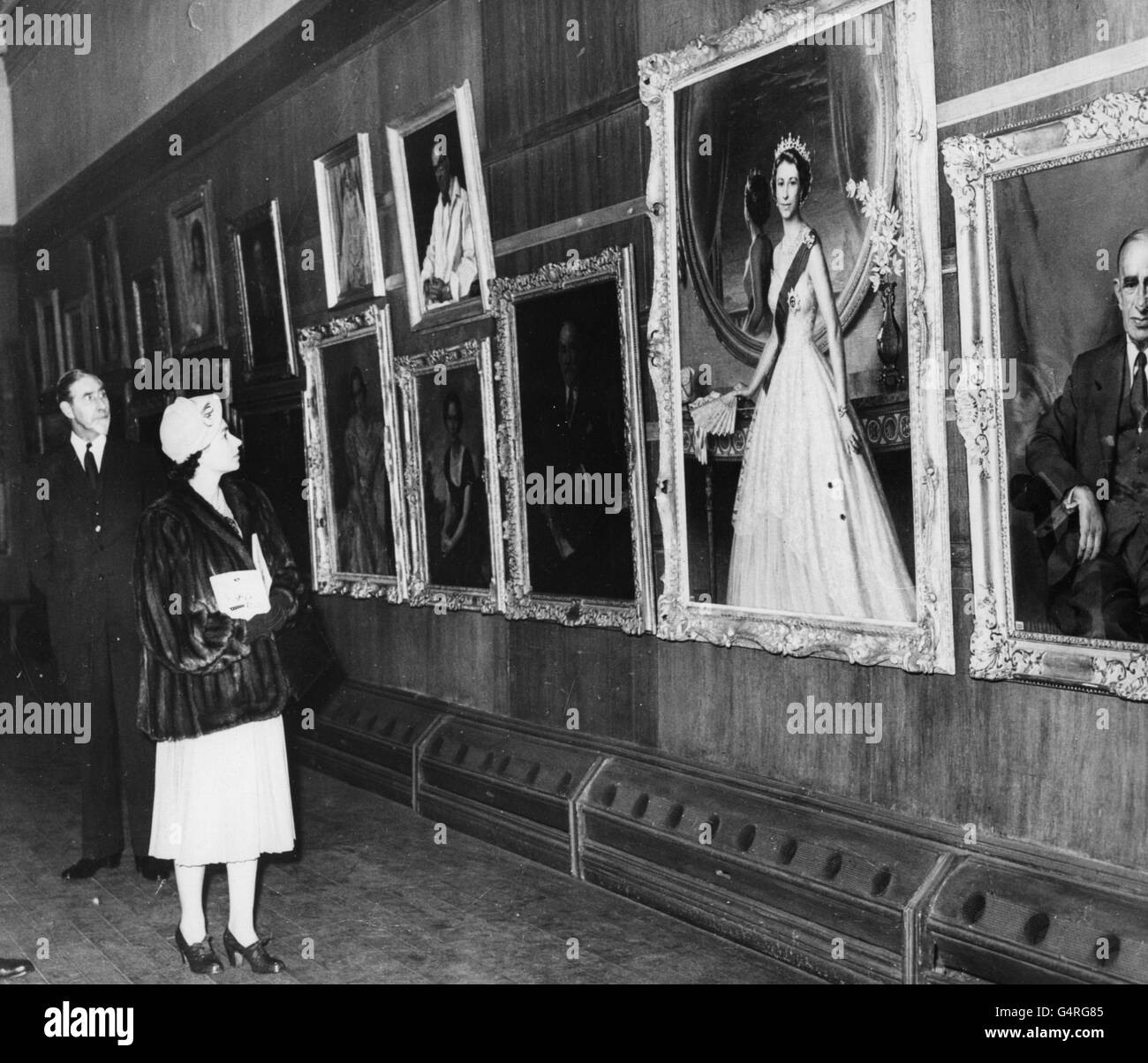 Image - La reine Elizabeth II - Exposition de la Royal Society of Portrait Painters, Londres Banque D'Images