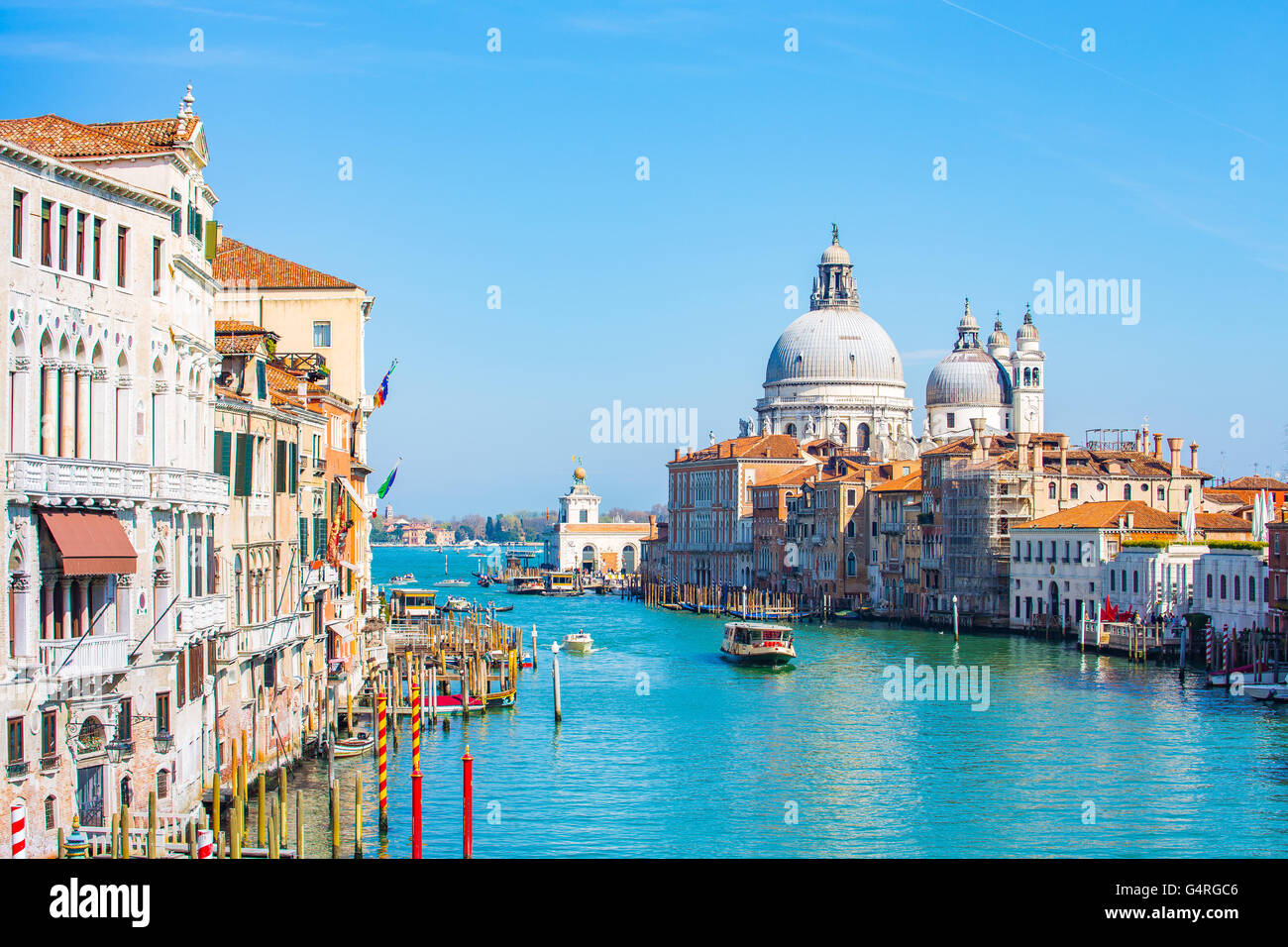 Le ciel bleu au Canal de Venise en Italie. Banque D'Images