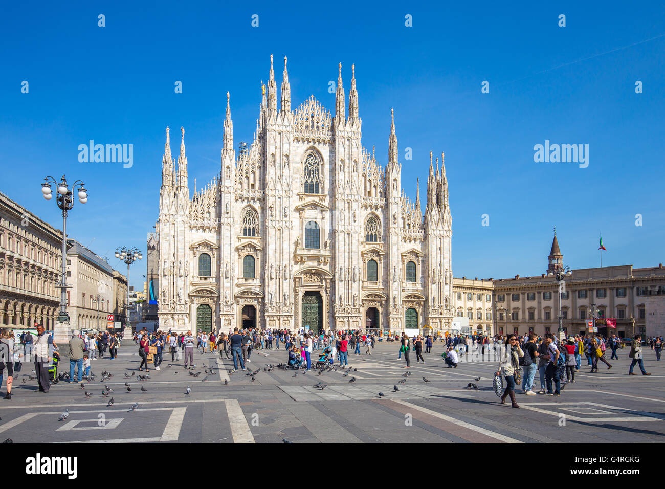 Ciel clair au Duomo de la cathédrale de Milan en Italie. Banque D'Images