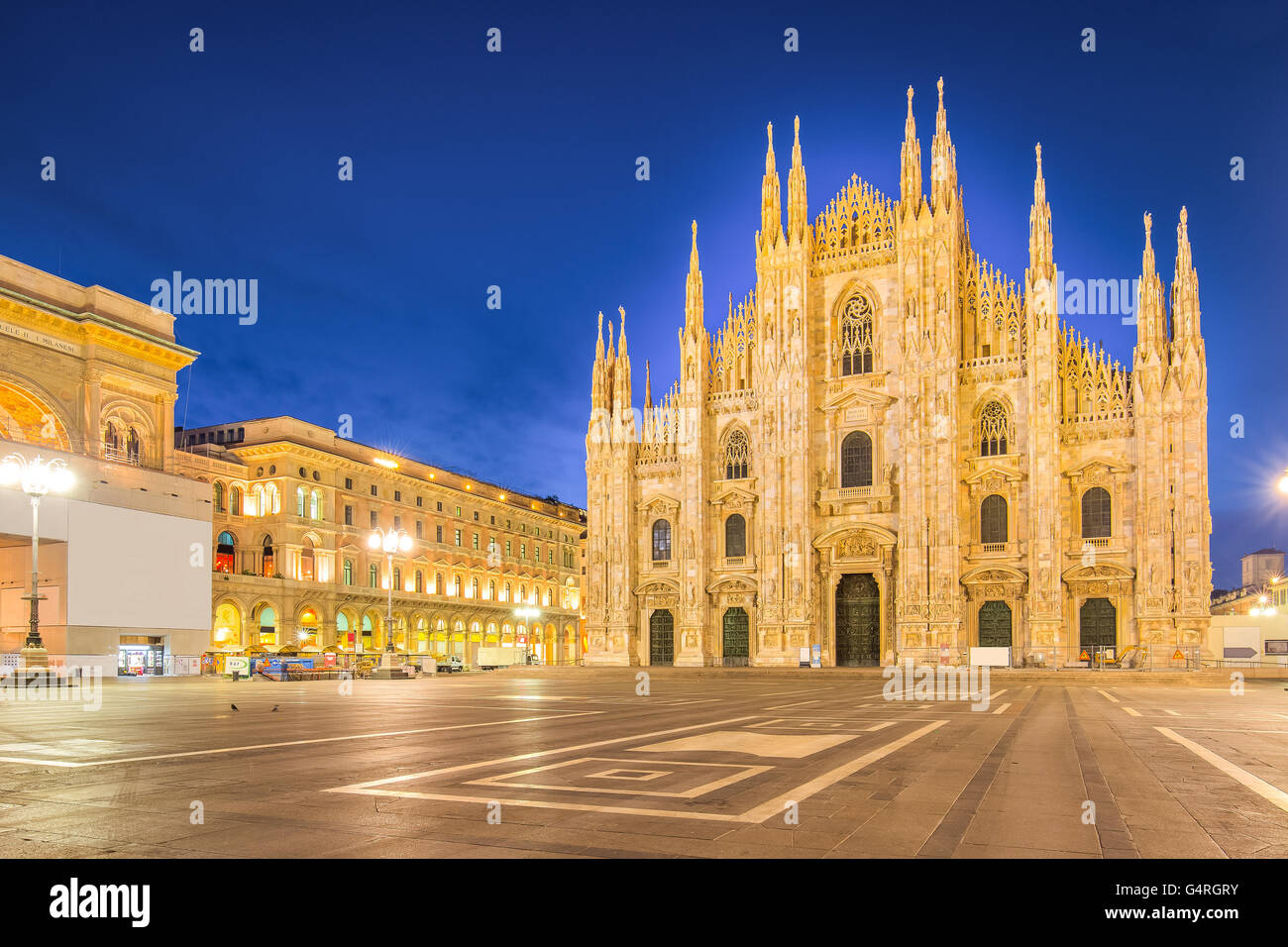 Nuit au Duomo de la cathédrale de Milan en Italie. Banque D'Images