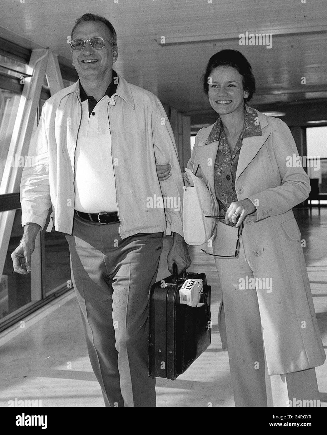 Une photo de fichier de bibliothèque datée de 20.4.76 de la star de cinéma américaine George C.Scott arrivant à l'aéroport de Londres Heathrow avec sa femme Trish. Scott est décédé hier mercredi 22.9.99. Chez lui à Westlake Village, dans le comté de Ventura. Il avait 71 ans. Image disponible en noir et blanc uniquement . Banque D'Images