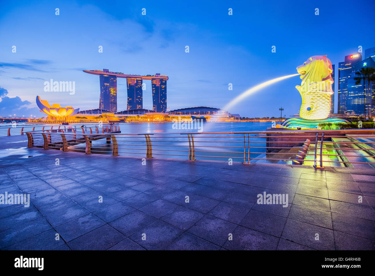La ville de Singapour, Singapour - 18 juillet 2015 : Singapore city skyline avant le coucher du soleil avec le Marina Bay. Banque D'Images