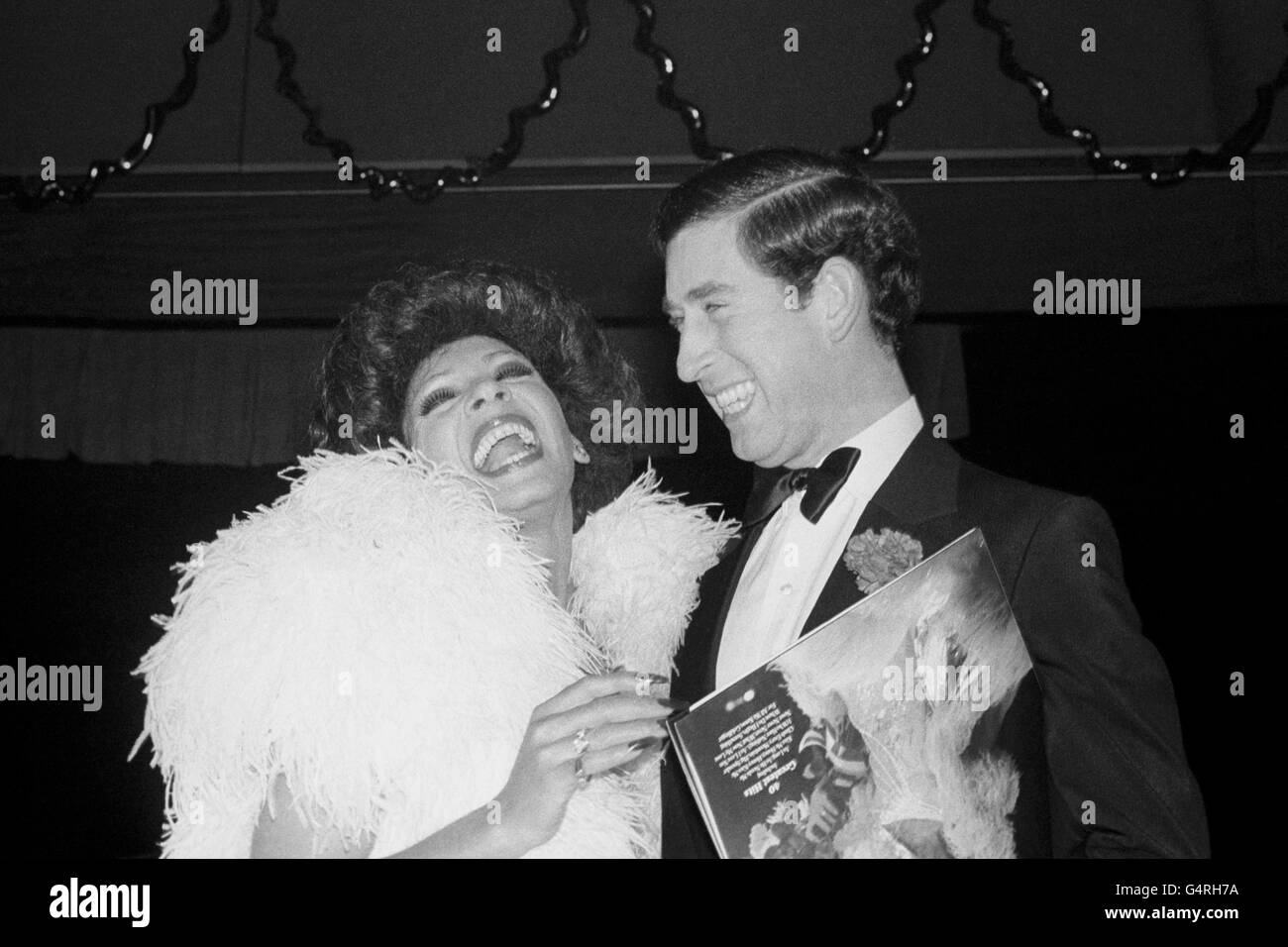 Le prince Charles riait de la star internationale du chant Shirley Bassey, née à Tiger Bay à Cardiff, après avoir chanté pour lui lors d'un dîner-cabaret caritatif au Club Double Diamond à Caerphilly. L'événement a été organisé à l'aide des organismes caritatifs du Prince de Galles, dont la Welsh Environmental Foundation, dont il est le président. Banque D'Images