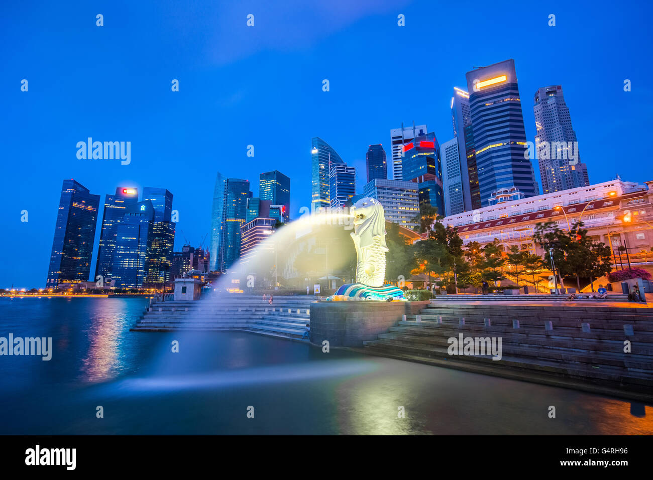 La ville de Singapour, Singapour - 18 juillet 2015 : Singapore city skyline avant le coucher du soleil avec le Marina Bay. Banque D'Images