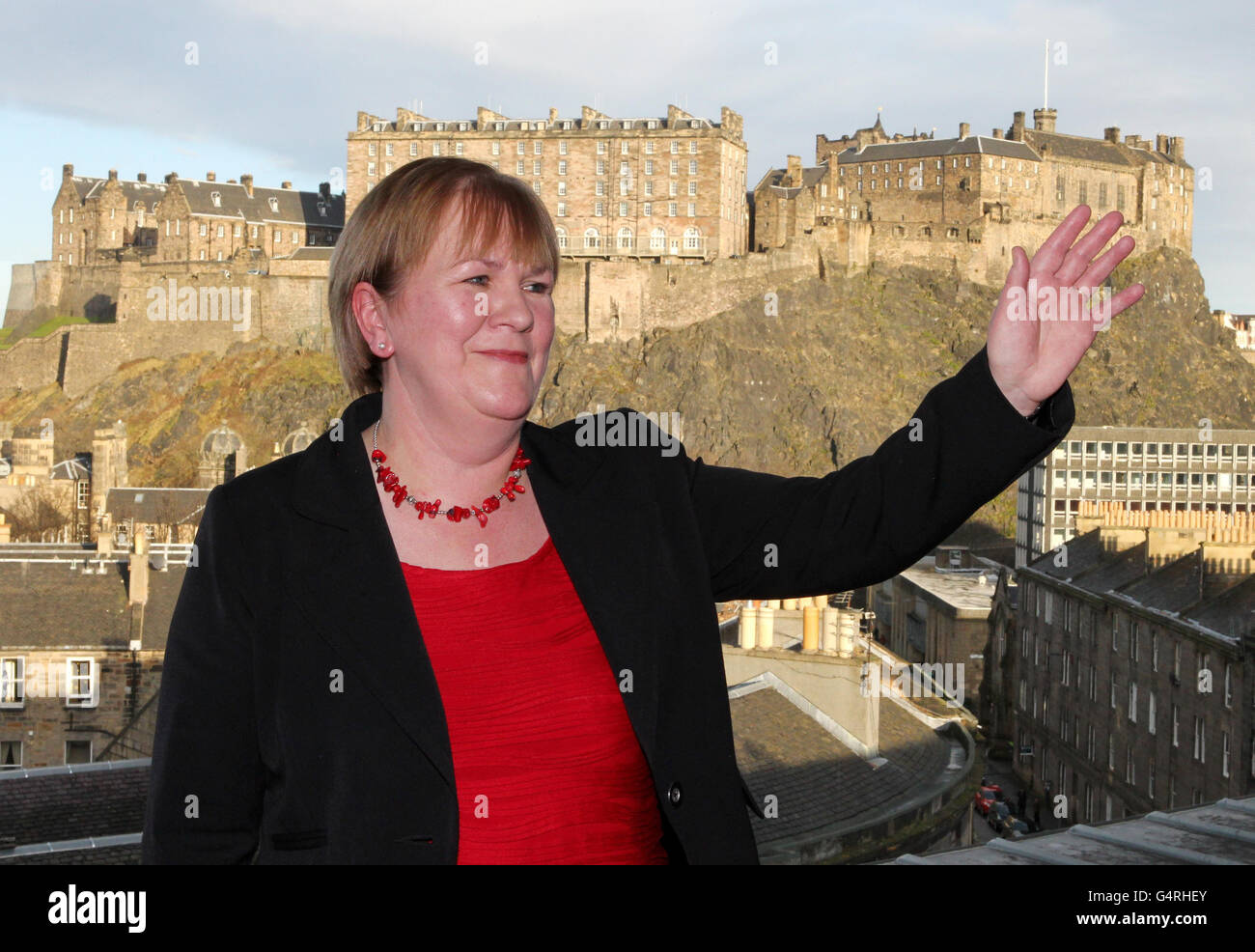 Johann Lamont MSP, nouveau leader du Parti travailliste écossais, après l'annonce de sa victoire à l'hôtel point d'Édimbourg. Banque D'Images