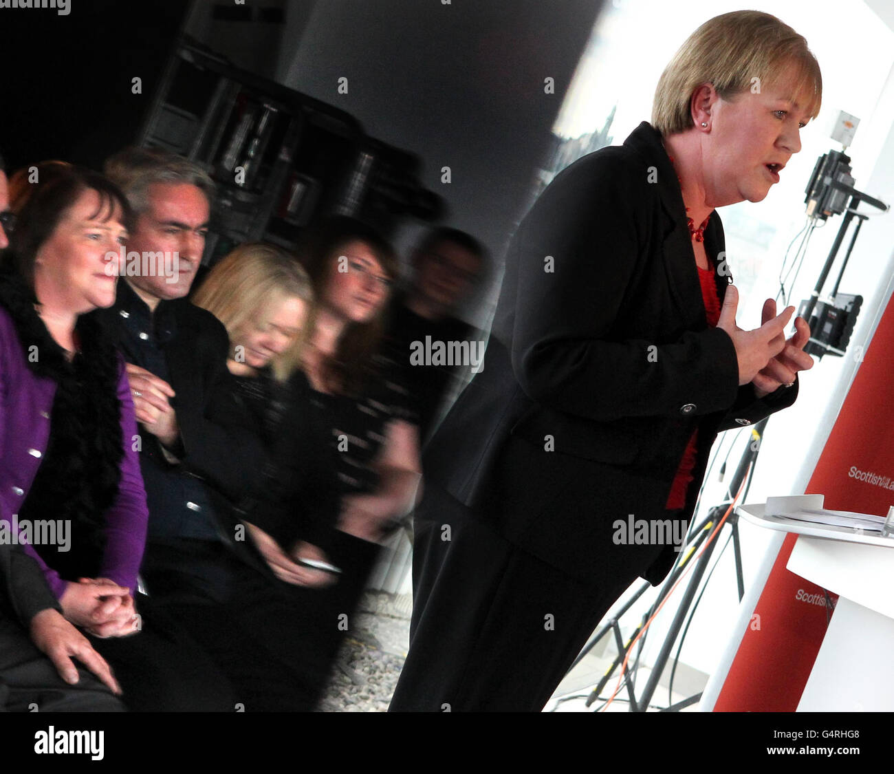 Johann Lamont MSP, nouveau leader travailliste écossais, est regardée par l'ancien leader Iain Gray (reflété dans le miroir) après l'annonce de sa victoire à l'hôtel point d'Édimbourg. Banque D'Images