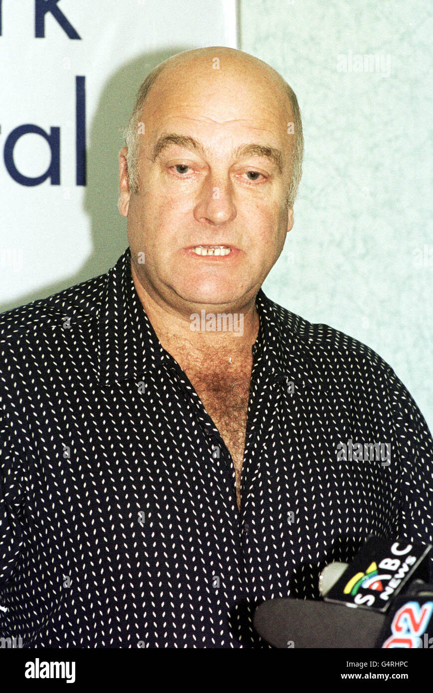 M. Graham Watson, des West Midlands, lors d'une conférence de presse à l'hôpital Milpark de Johannesburg. Le frère de M. Watson, Barry Watson, de Birmingham, a été grièvement blessé dans la catastrophe de l'entraîneur sud-africain qui a tué 27 personnes. Banque D'Images