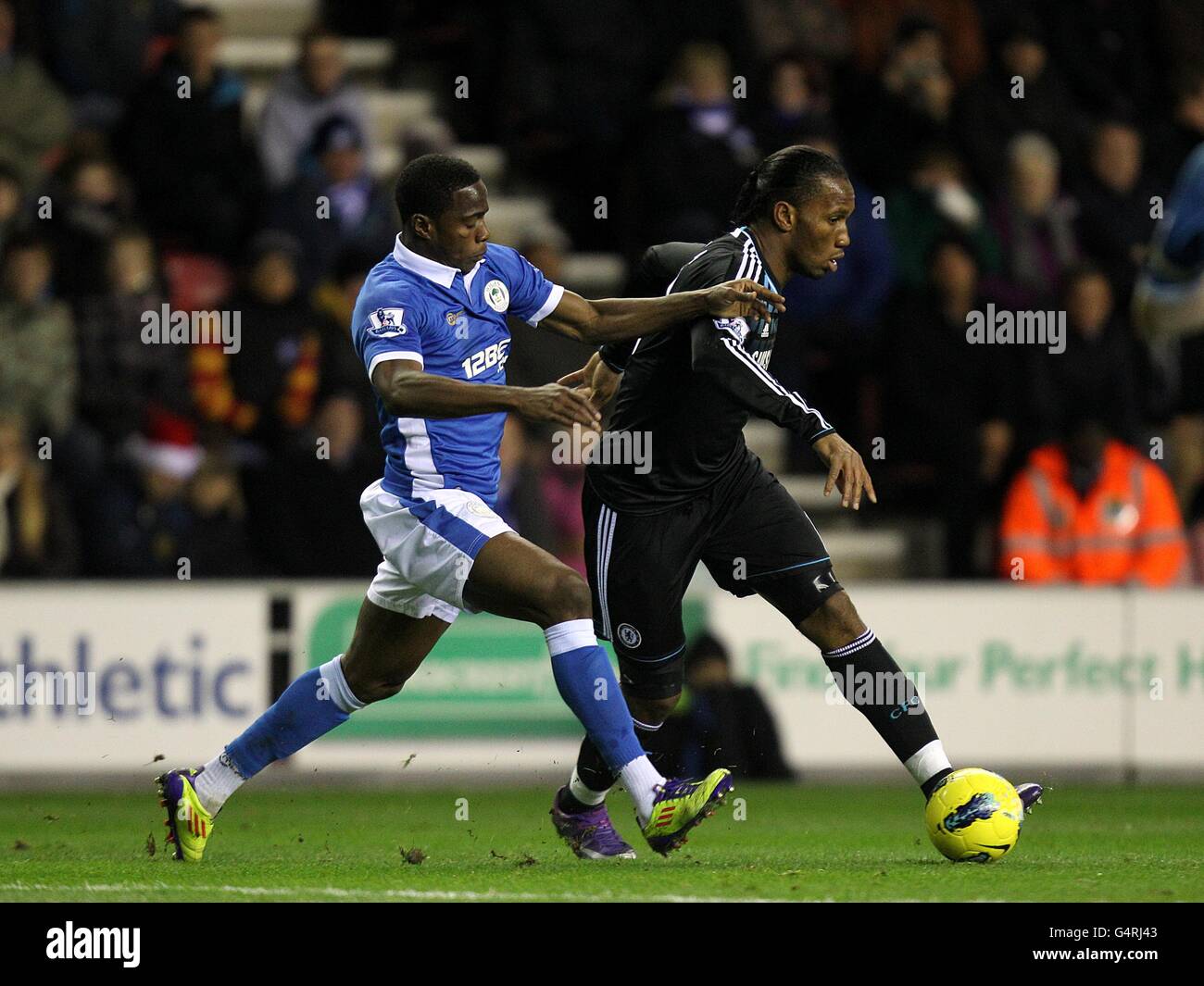 Soccer - Barclays Premier League - Wigan Athletic / Chelsea - DW Stadium.Maynor Figueroa (à gauche) de Wigan Athletic et Didier Drogba (à droite) de Chelsea se disputent le ballon Banque D'Images