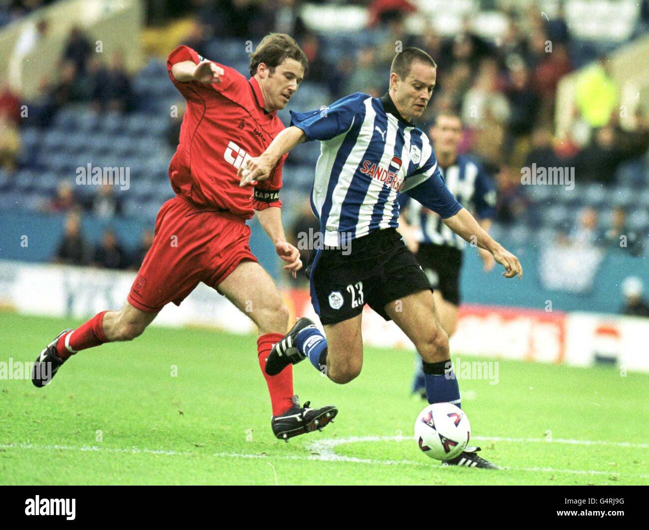 Gilles de Bilde (R) de Sheffield Wednesday et Gareth Ainsworth de Wimbledon en action lors de leur match de première FA à Hillsborough. Score final: Sheffield mercredi 5 Wimbledon 1. Banque D'Images