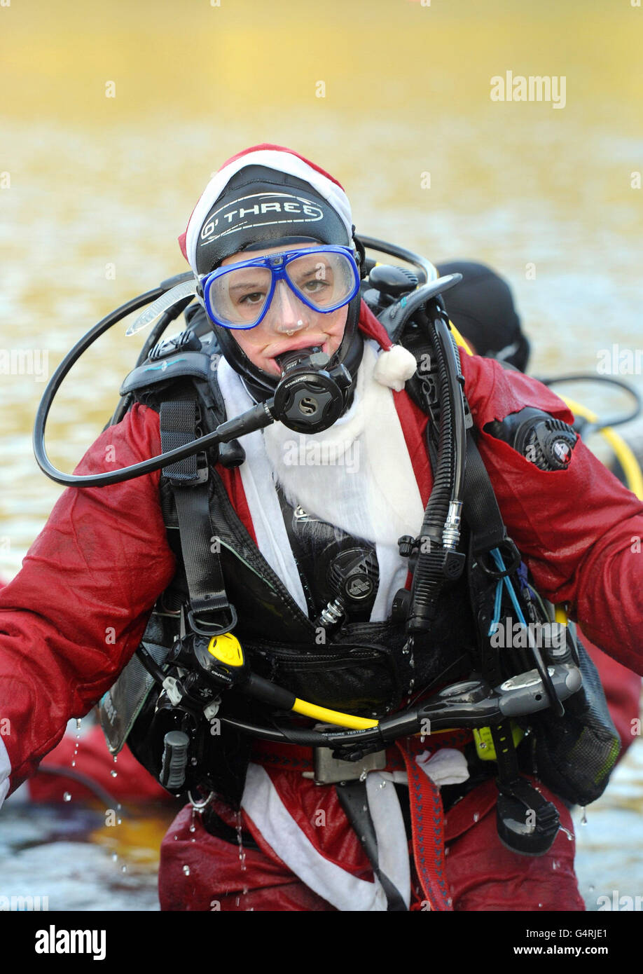 Un plongeur émerge de Vobster Quay près de Frome, Somerset, après avoir participé à l'association caritative annuelle Santa Dive, qui a vu 161 plongeurs vêtus de Père Noël plonger dans la piscine de la carrière pour recueillir de l'argent pour le SOS Day du RNLI le mois prochain. Banque D'Images