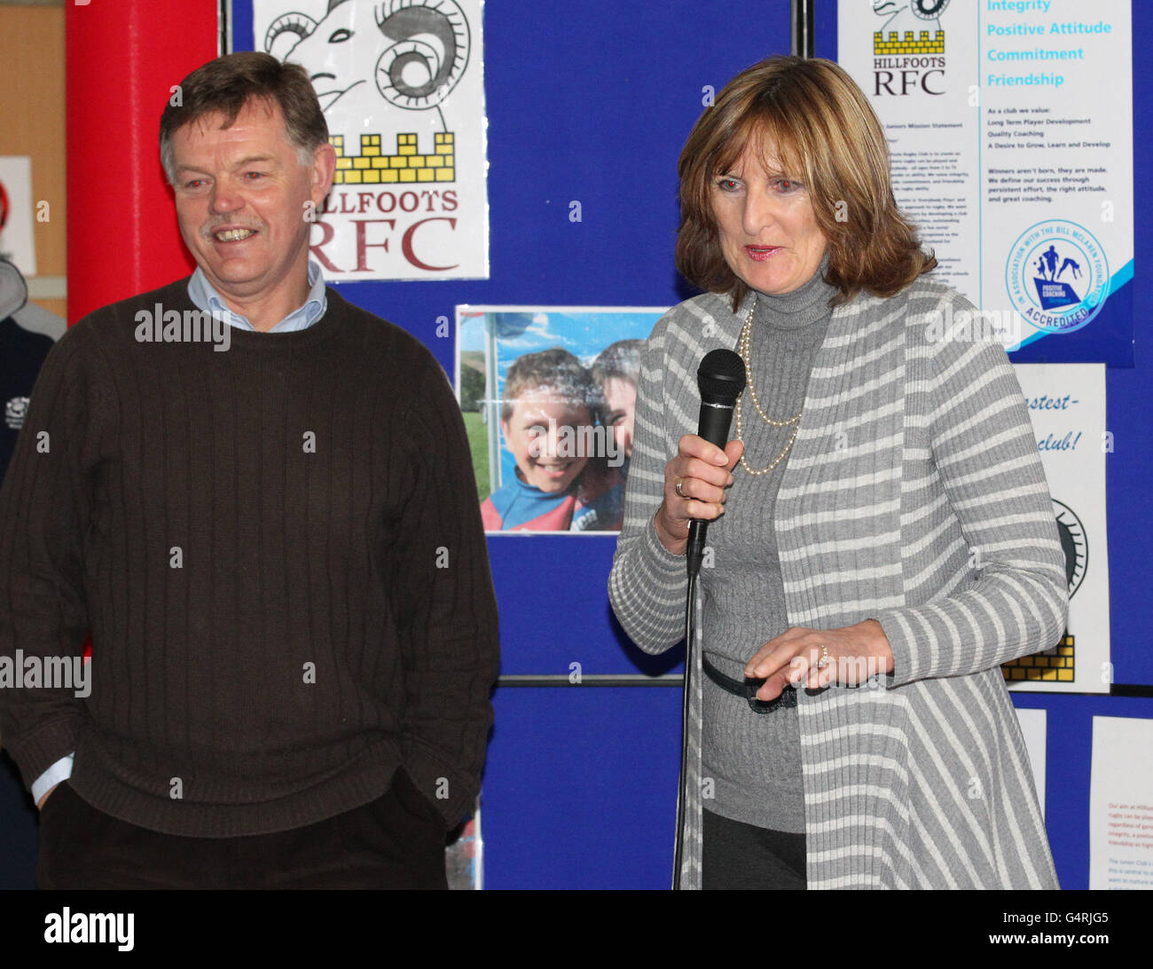 Bill McLarens fille Linda Lawson avec le mari Alan Lawson s'exprimant au club de rugby Hillfoots après qu'ils sont devenus le premier entraîneur positif en Écosse en association avec le club accrédité de la Fondation Bill McLaren en Écosse. Banque D'Images