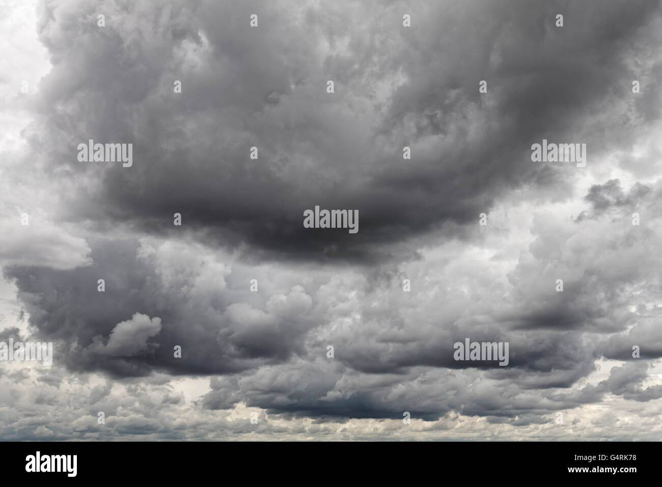 Ciel nuageux spectaculaires avec des nuages de pluie, nuages dans le ciel, Nuremberg, Bavière, Allemagne Banque D'Images