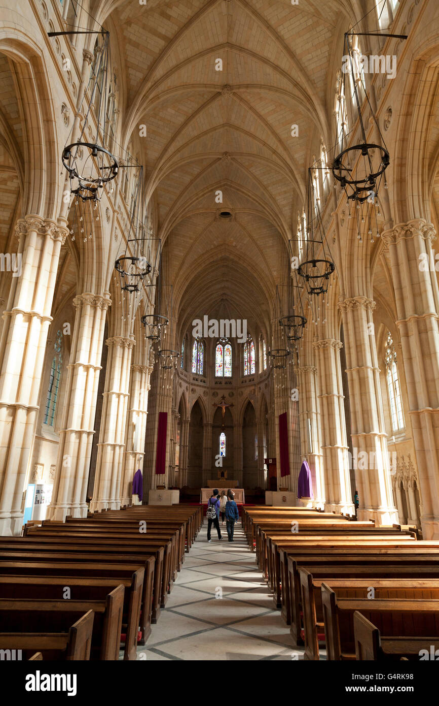 Intérieur de l'église cathédrale de Notre Dame et St Philip Howard, allée principale, Arundel, West Sussex, Angleterre, Royaume-Uni Banque D'Images