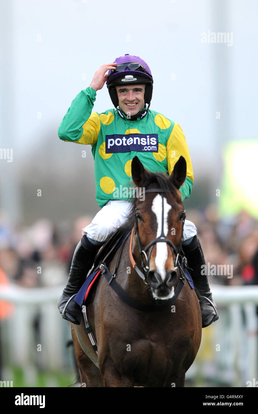 Un Ruby Walsh victorieux se rend aux gagnants Enceinte sur Kauto Star après la victoire dans le roi George VI Steeple Chase Banque D'Images