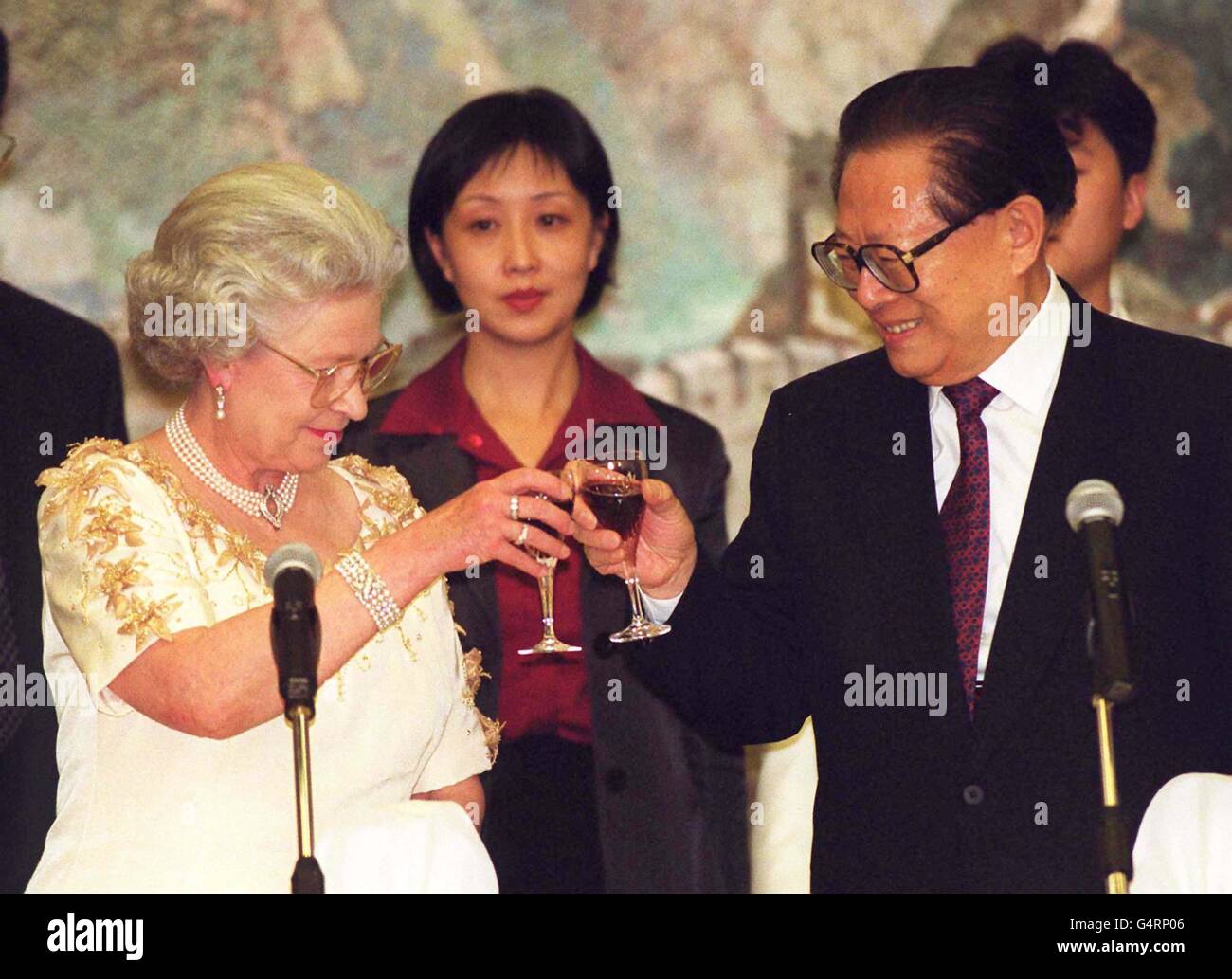 Lors d'un banquet tenu à l'ambassade chinoise de Londres, la Reine Elizabeth II partage un toast avec le président chinois Jiang Zemin. Banque D'Images