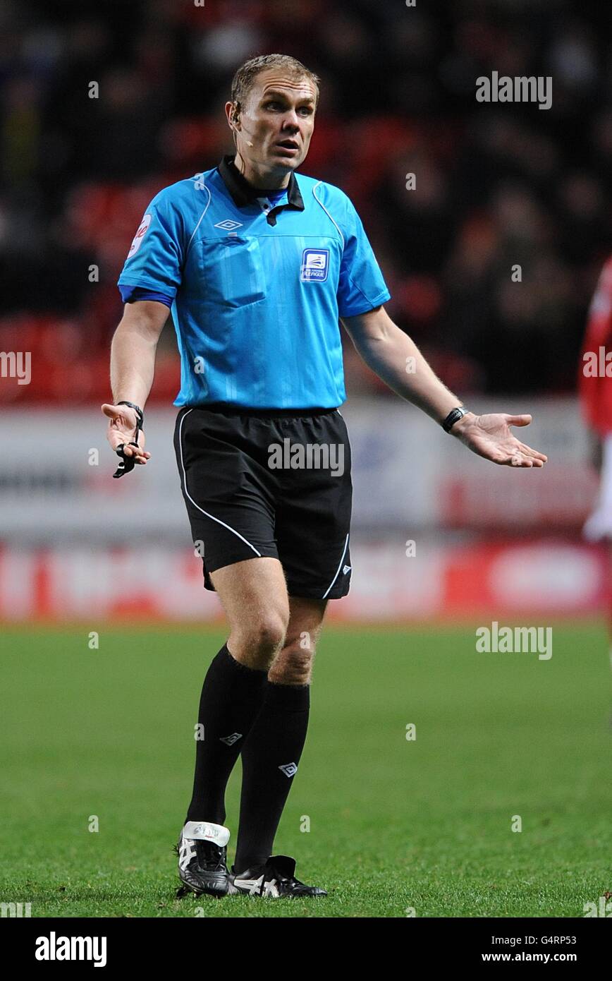 Football - npower football League One - Charlton Athletic v Brentford - The Valley. Graham Scott, arbitre Banque D'Images