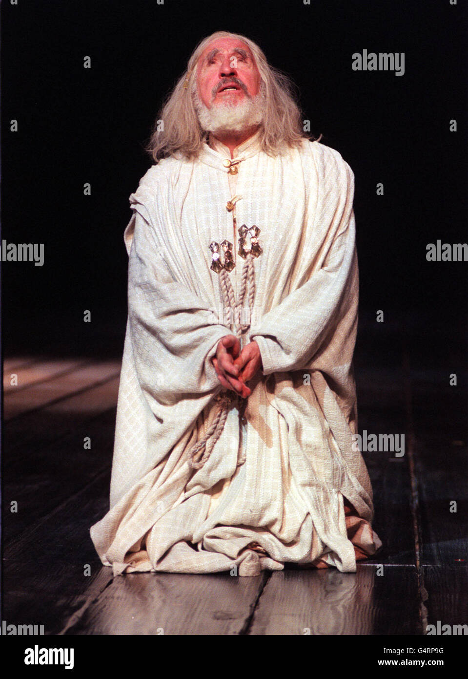 Nigel Hawthorne dans le rôle du roi Lear lors des répétitions au London Barbican Theatre et interprété par des membres de la Royal Shakespeare Company. Banque D'Images