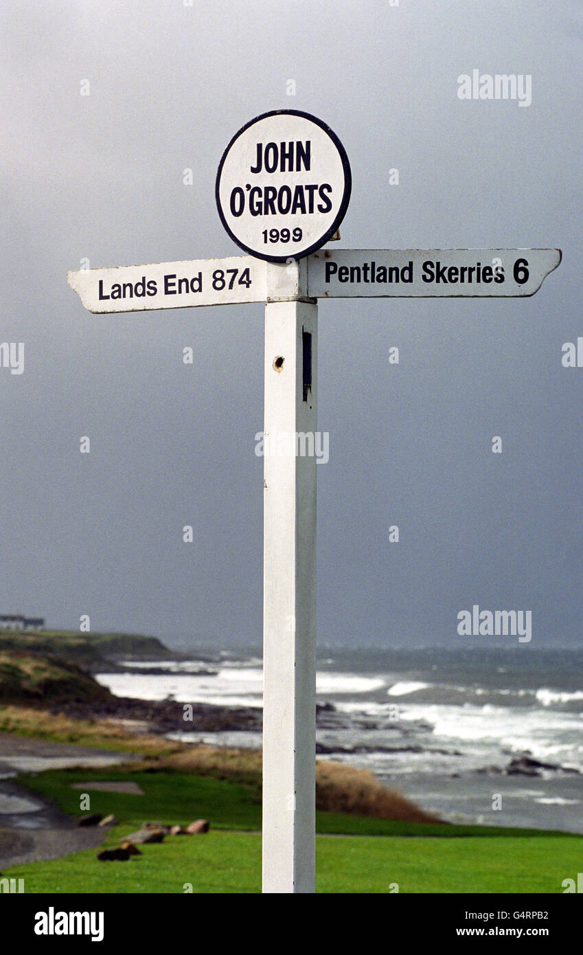 Le panneau à John O'Groats, en Écosse, qui indique Lands End (874 miles) et Pentland Skerries (6 miles). Banque D'Images