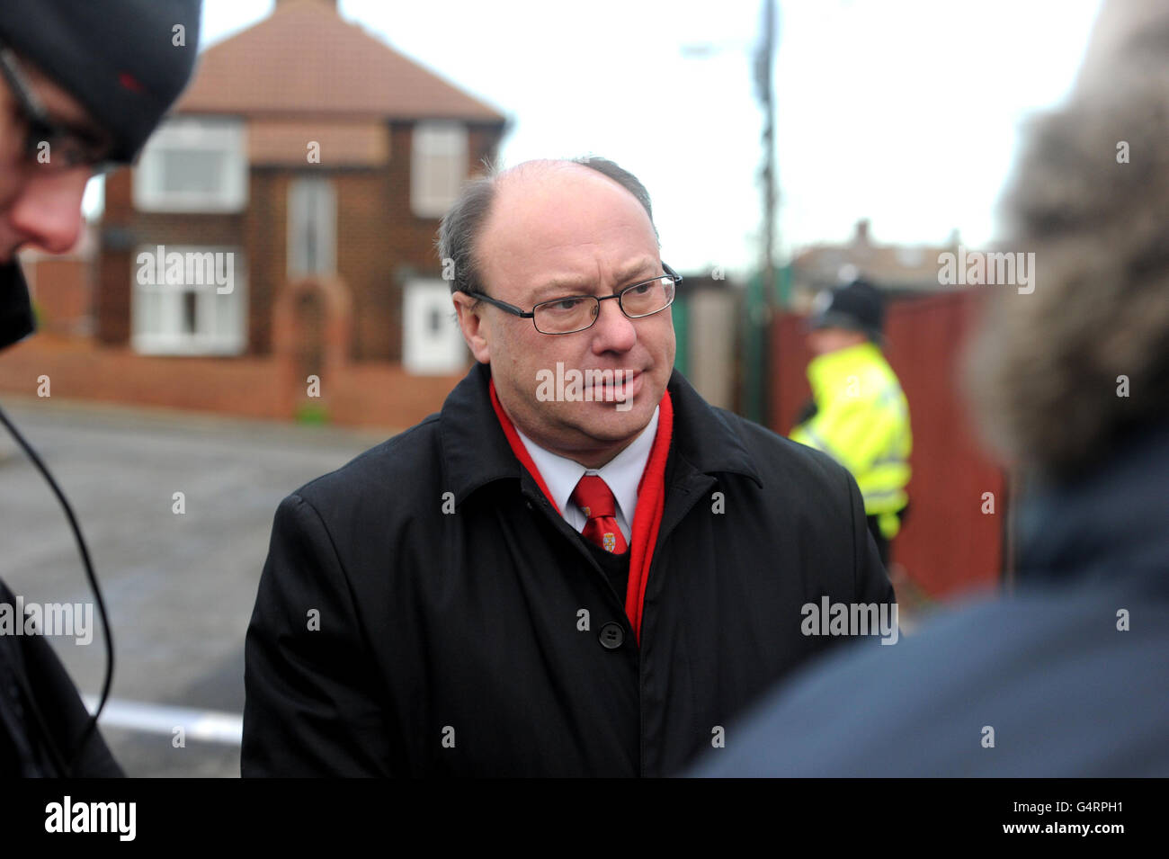 Grahame Morris, député d'Easington, parle sur les lieux à Horden, près de Peterlee, un homme qui a abattu son partenaire et deux autres femmes avant de se mettre le feu sur lui-même. Banque D'Images