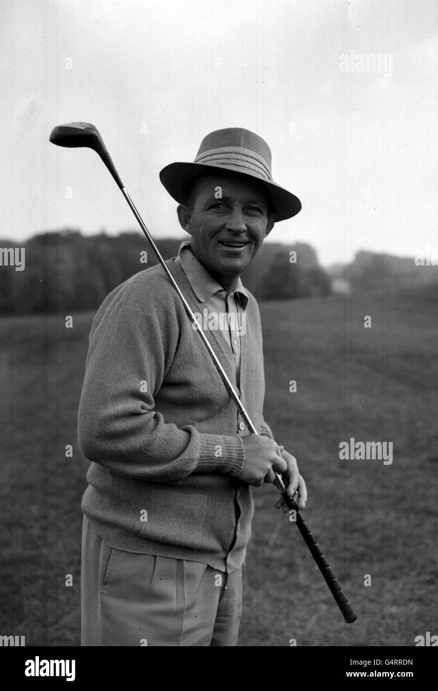 BING LE GOLFEUR: Club au-dessus de l'épaule, crooner Bing Crosby apparaît au Temple Golf Club, Maidenhead, Berkshire, pour une partie de golf à quelques heures seulement après l'atterrissage à Plymouth de New York. Banque D'Images