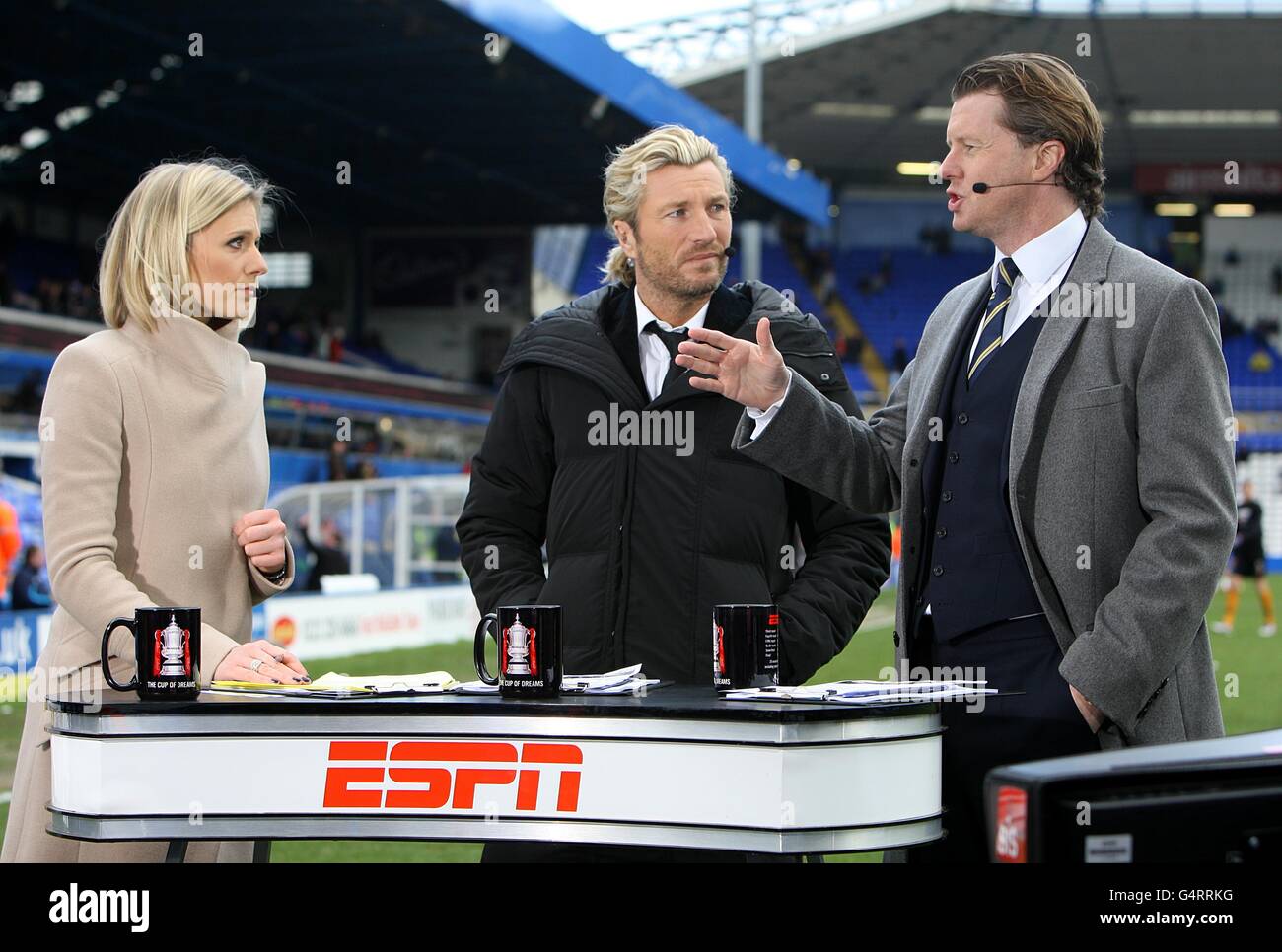 (De gauche à droite) Rebecca Lowe, présentatrice d'ESPN, avec les experts Robbie Savage et Steven McManaman, parle à Pitchside avant le match Banque D'Images
