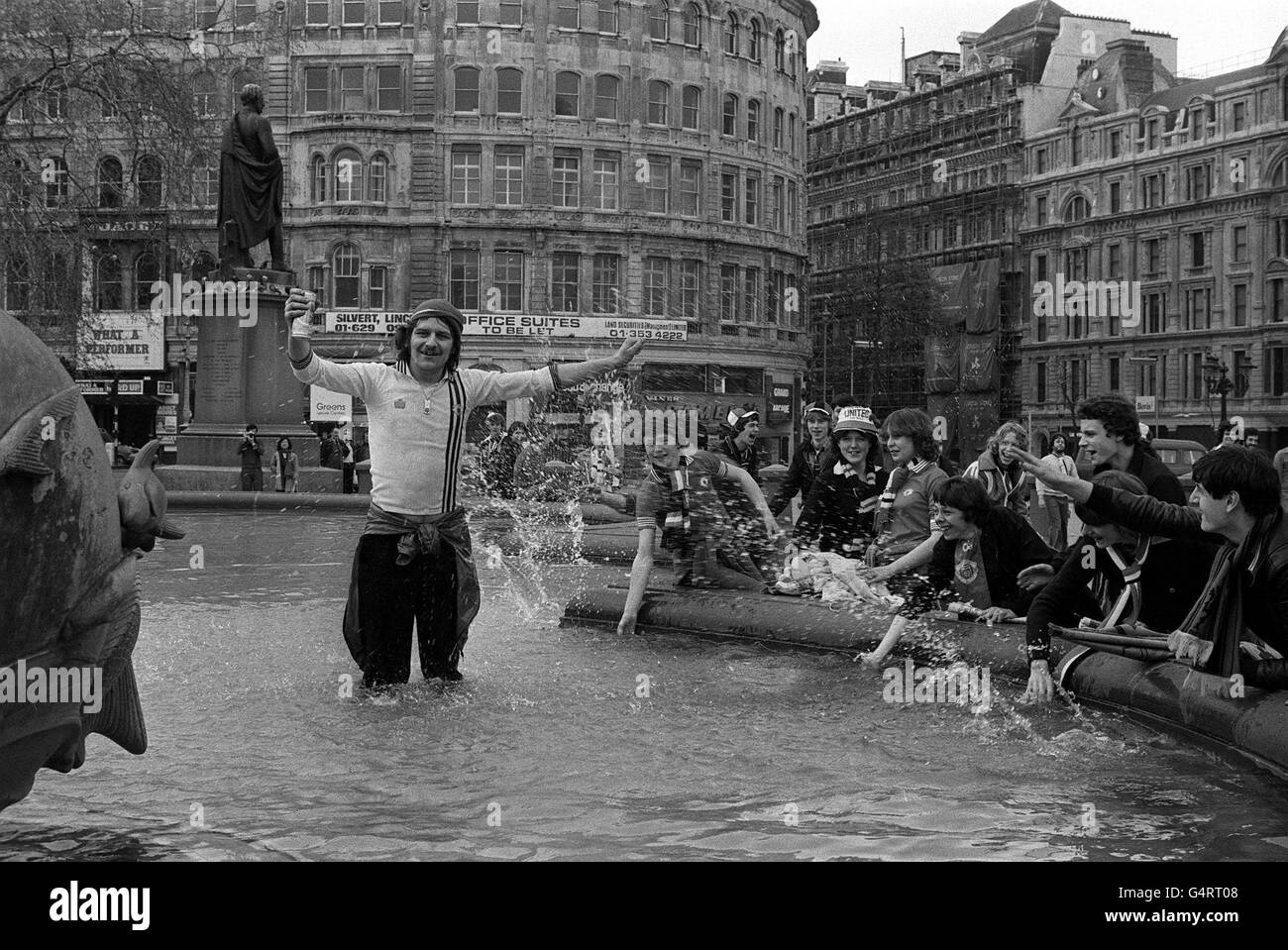 Eddie Dorward, un fan enthousiaste de Manchester United, dans une fontaine Trafalgar Square, présente son équipe avant la rencontre finale de la coupe FA avec Arsenal à Wembley à Londres. Peu savait-il alors qu'Arsenal devait aller à la rencontre d'un gagnant de 89e minute, un but par Alan Sunderland et gagner la finale avec une victoire de 3-2. Banque D'Images