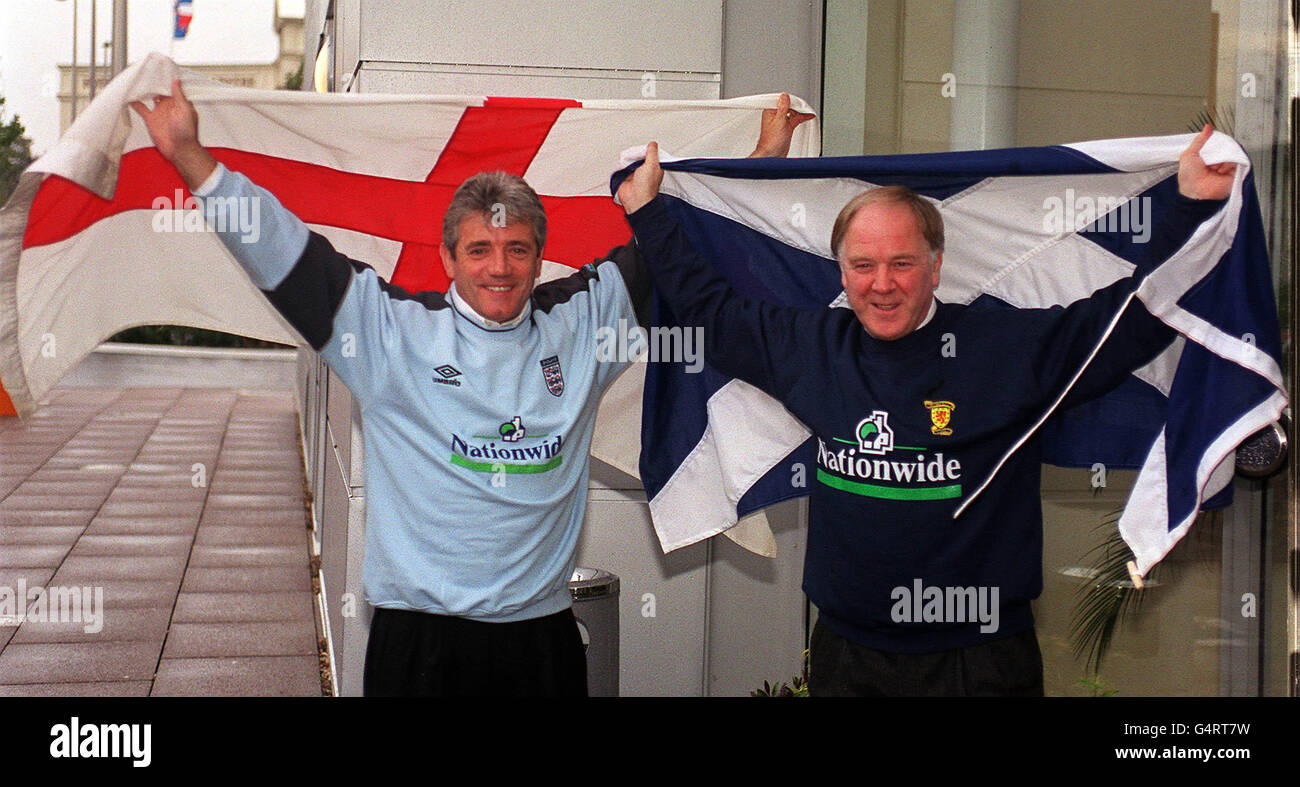 L'entraîneur d'Angleterre Kevin Keegan (à gauche) et son homologue d'Écosse Craig Brown avec leurs drapeaux nationaux respectifs lors d'une conférence de presse au Marriot Hotel, Heathrow, Londres.* ...avant le match de football de qualification vital Euro 2000 de leurs équipes. Banque D'Images