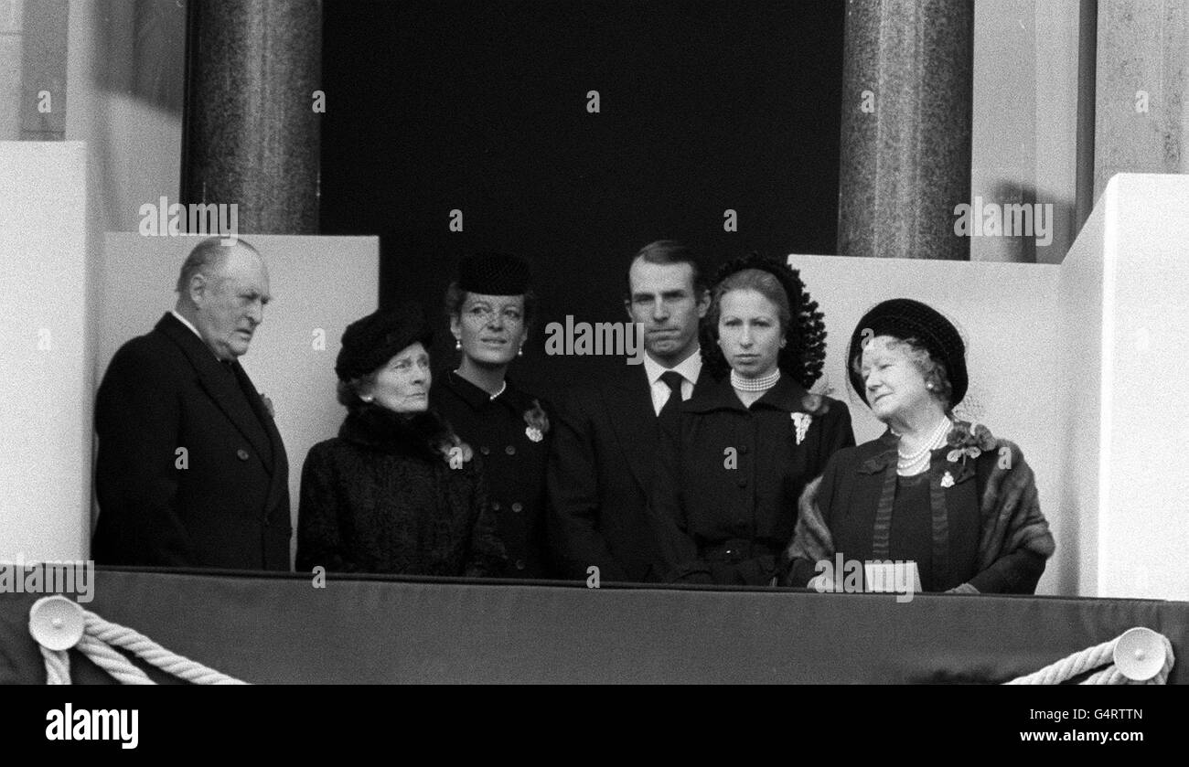 Du balcon du bureau d'accueil (gauche-droite) : le roi Olav V de Norvège; la princesse Alice, duchesse de Gloucester; la princesse Michael de Kent; le capitaine Mark Phillips; la princesse Anne et la reine mère, observez la cérémonie du dimanche du souvenir à Whitehall, Londres. Banque D'Images