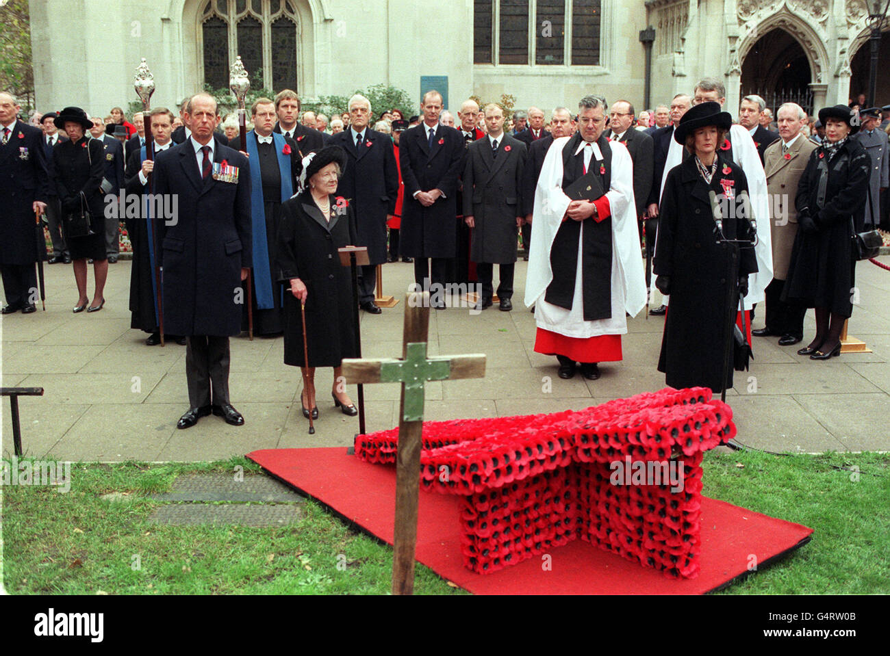 La Reine mère, avec le duc de Kent (à gauche) et Sarah Jones, veuve du héros de guerre des Falkland, le colonel H. Jones, au cours d'un silence de deux minutes pour rendre hommage aux morts de guerre de la nation au service du champ du souvenir de la Légion britannique, à l'extérieur de l'abbaye de Westminister. * dans le centre de Londres. Vêtu de noir, l'homme de 99 ans a gardé le silence poignant. Banque D'Images