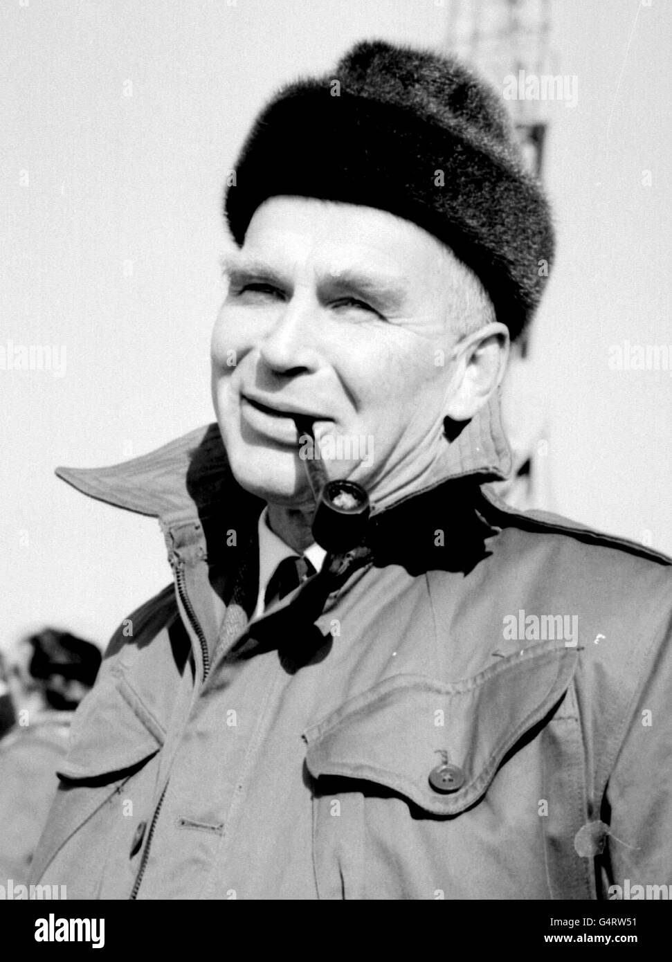 sir Vivian Fuchs, explorateur de l'Antarctique à Southampton, accueille sept scientifiques et techniciens de retour à bord du Kista Dan pour leur mission dans le cadre de l'enquête sur les dépendances des îles Falkland, dont il est le directeur. * 12/11/99 est devenu un héros national quand il a fait la première traversée de surface de l'Antarctique en 1957-58, est mort à l'âge de 91 ans. Il a poursuivi sa carrière dans le domaine de l'exploration et de la science antarctiques, notamment en tant que directeur du British Antarctic Survey, de 1958 à 1973. Banque D'Images