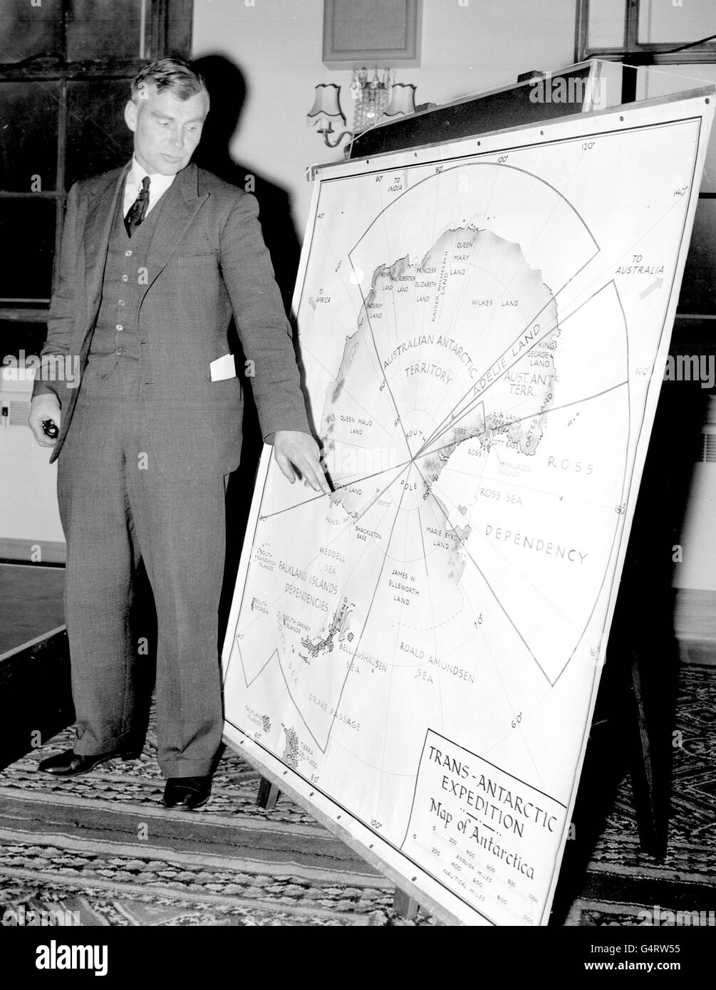 Le Dr Vivian Fuchs, chef de l'expédition transantarctique du Commonwealth, pointe vers une carte de l'Antarctique en expliquant les plans de l'expédition lors d'une conférence de presse aux salles Connaught, Londres. * 12/11/99 il est devenu un héros national lorsqu'il a fait la première traversée de surface de l'Antarctique en 1957-58, est mort à l'âge de 91 ans, il a été annoncé vendredi 12 novembre 1999. Il a poursuivi sa carrière dans le domaine de l'exploration et de la science antarctiques, notamment en tant que directeur du British Antarctic Survey, de 1958 à 1973. Banque D'Images