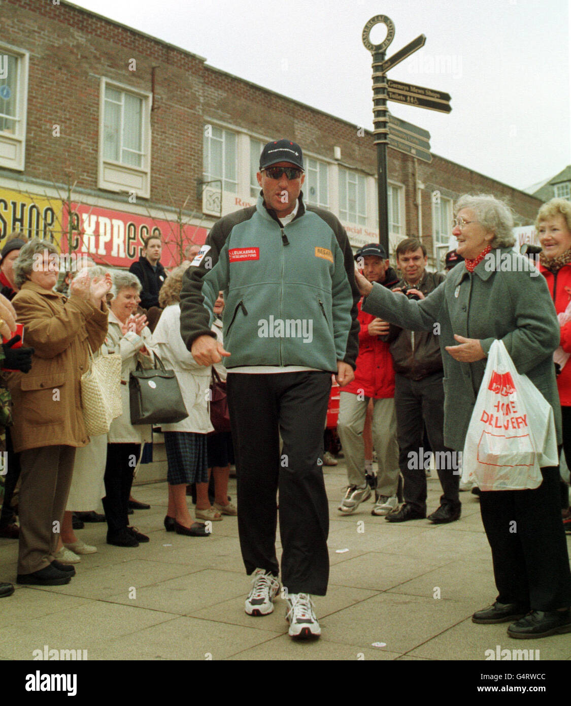 L'ancien cricketer Ian Botham s'est préparé à partir sur la dernière étape de son John O'Groats à la fin de la marche de Land en aide au Fonds de recherche sur la leucémie. Botham a commencé le 34e jour de la promenade de Camborne dans Cornwall aux acclamations d'environ 300 habitants de la ville. Banque D'Images