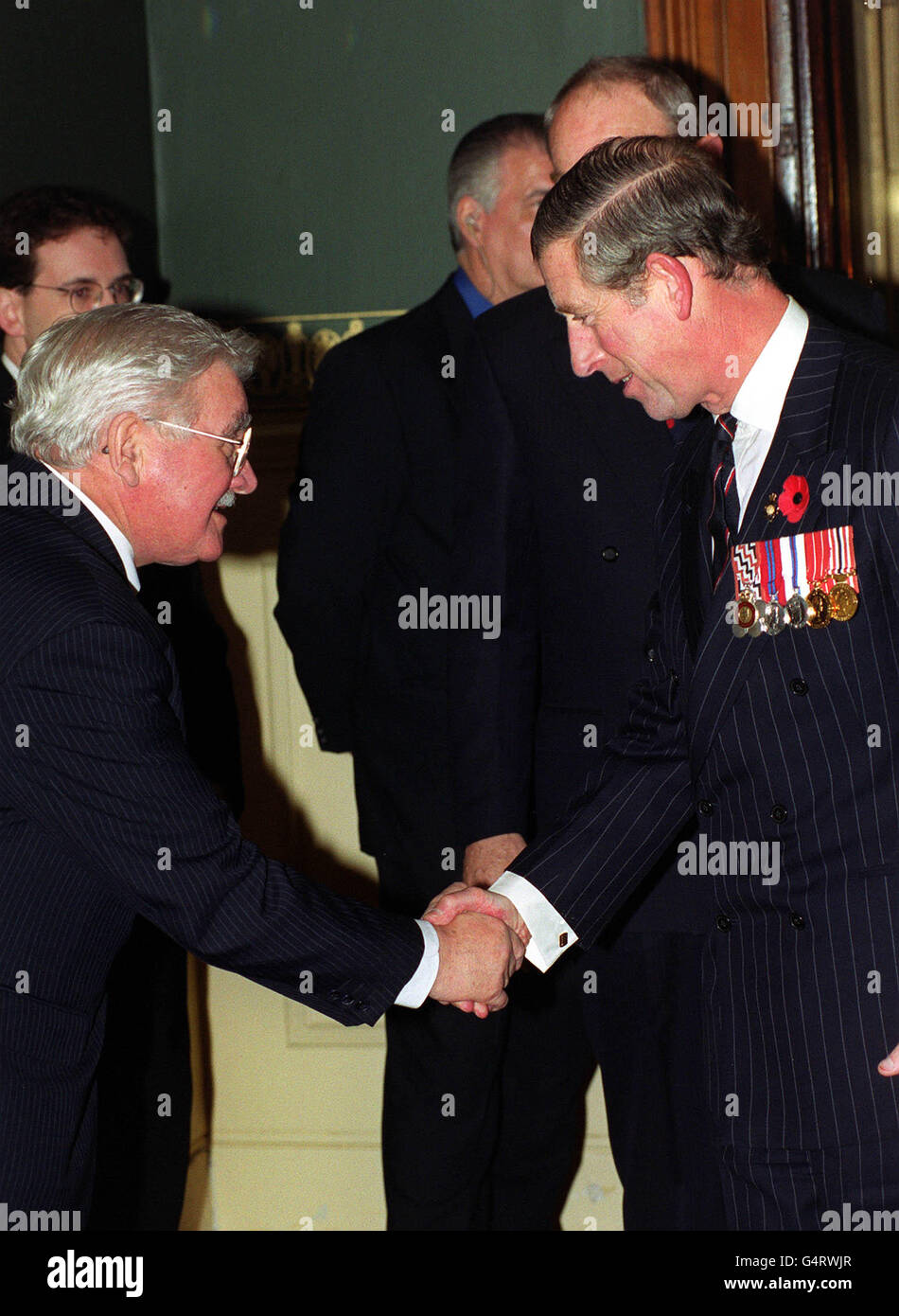 Le Prince de Galles se mêle au président national de la Légion royale britannique John champ, lors d'un festival du souvenir à ceux qui sont tombés dans les guerres du XXe siècle au Royal Albert Hall de Londres. Banque D'Images