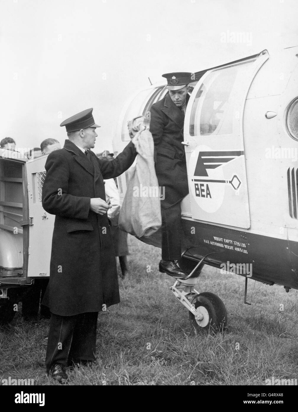 Un nouveau chapitre de l'histoire de la poste britannique commence dès l'entrée en service du premier service de courrier par hélicoptère aujourd'hui.Le nouveau service, qui est entré en service dans la région d'East Anglia, qui est gratuit, accélérera le courrier pour les villes de Norfolk de douze heures.Ici, un hélicoptère à Peterborough est chargé de courrier pour son premier vol Banque D'Images