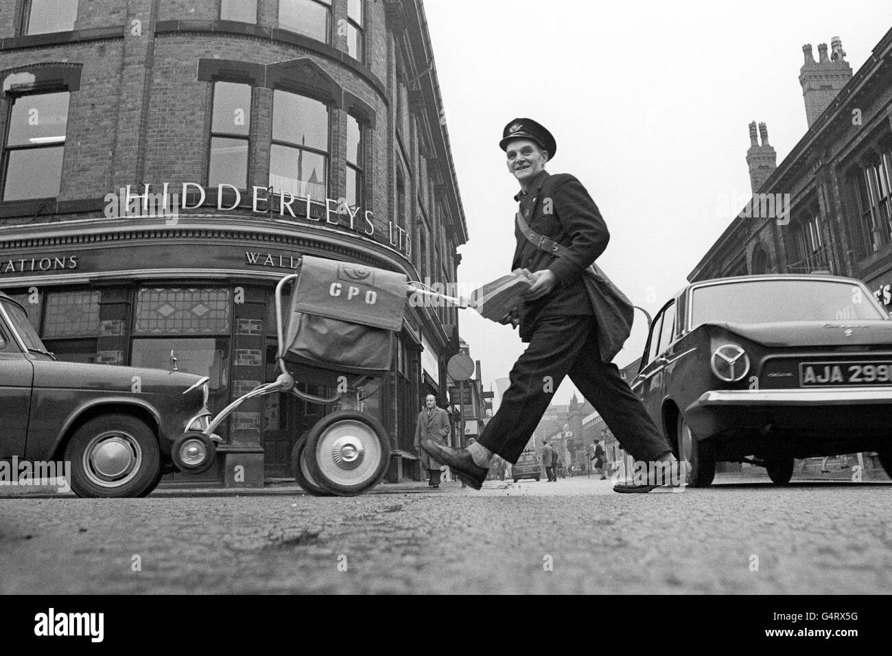 Postman Jack Kitchen essaie le nouveau chariot de poste à Cheshire.La ...
