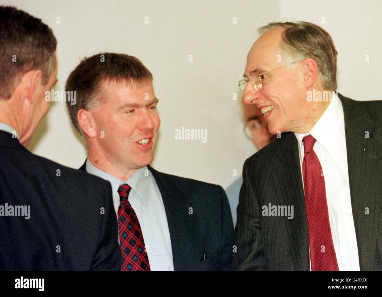 Le premier ministre des Scotlands, Donald Dewar (à droite), a rencontré le dirigeant du Syndicat national des agriculteurs, Jim Walker, pour discuter des questions agricoles à Édimbourg. Banque D'Images