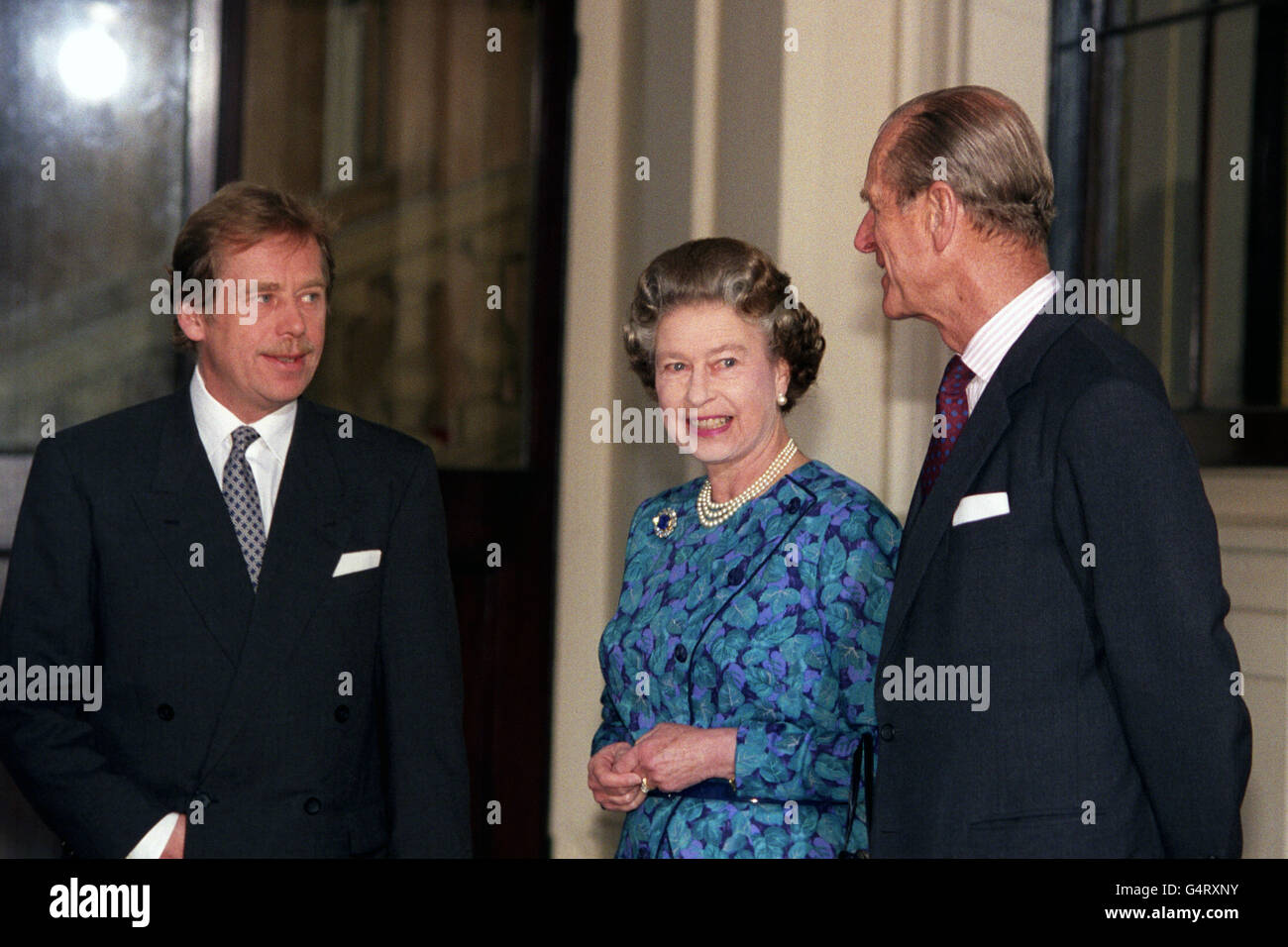 La Reine et le duc d'Édimbourg accueillent le président Vaclav Havel de Tchécoslovaquie au palais de Buckingham. Le dramaturge devenu politicien est ici pour une visite de trois jours. Banque D'Images