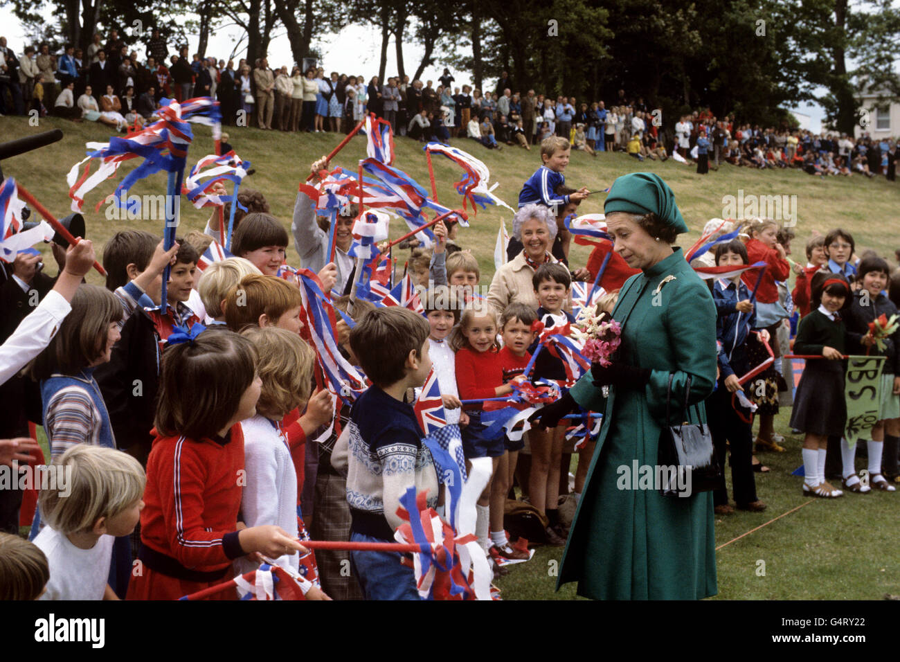 La reine Elizabeth II lors d'un rassemblement d'écoliers à Grainville, Saint Sauveur, alors qu'elle et le duc d'Édimbourg visitaient l'île de Jersey, îles Anglo-Normandes. Banque D'Images