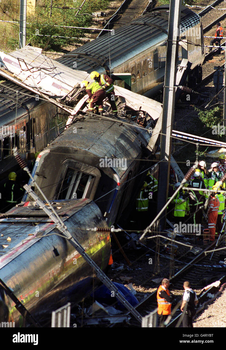 Des secouristes entourent l'épave de l'accident de train dans l'ouest de Londres, où un certain nombre de passagers sont morts, et plus d'une centaine d'autres ont été blessés lorsque deux trains de ligne principale ont heurté près de la gare de Paddington à l'heure de pointe du matin. * les voitures ont été incendiées par la collision et le déraillement, et des dizaines de passagers ont été encore piégés deux heures après l'accident à environ deux miles de la gare de Paddington. 2/10/00: Les survivants de l'horrible accident lancent une campagne percutant pour marquer la semaine de la sécurité ferroviaire. PAM Warren, l'un de ceux gravement blessés dans l'accident et Banque D'Images