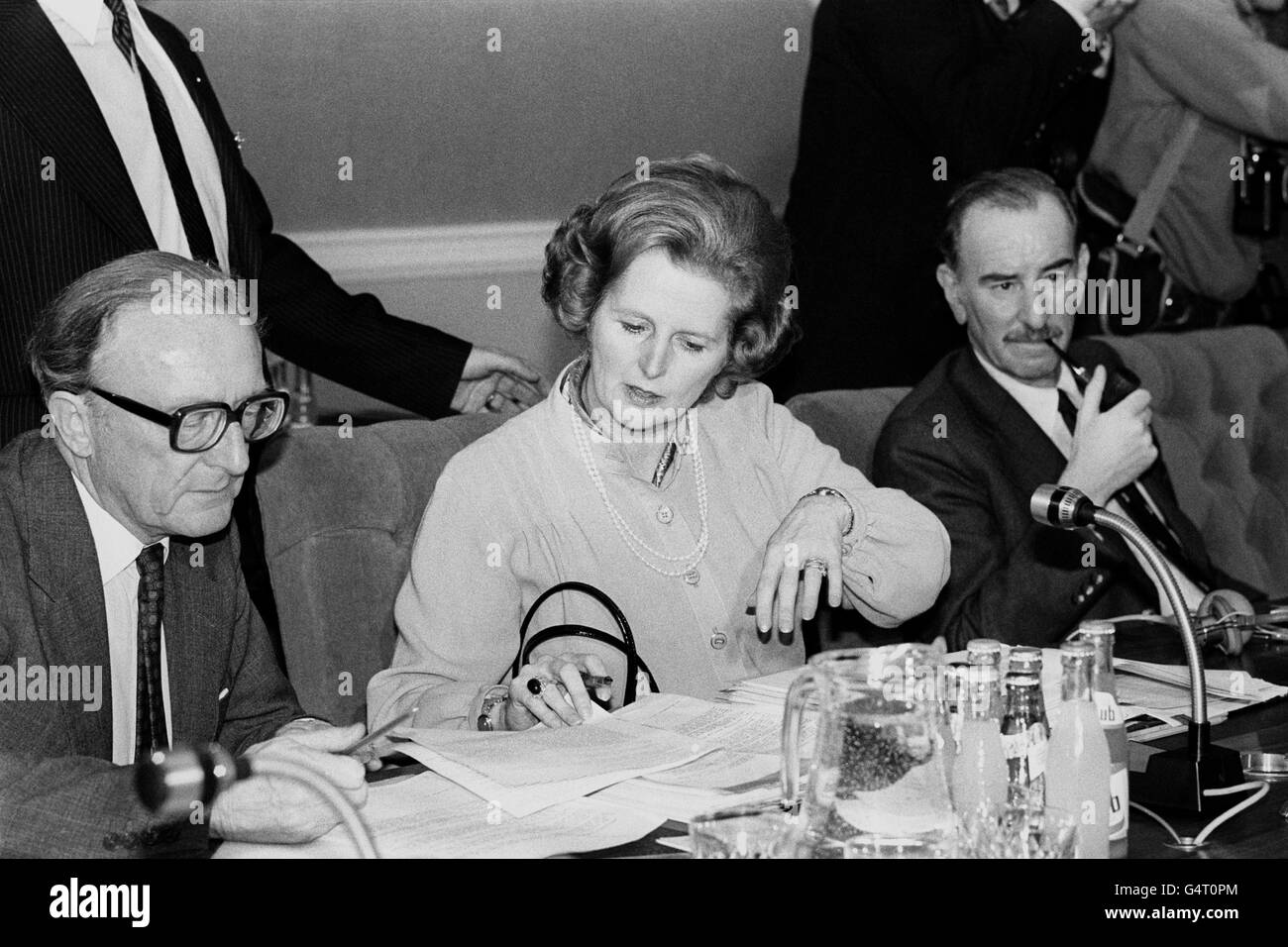 Le Premier ministre Margaret Thatcher (c) et le secrétaire aux Affaires étrangères Lord Carrington vérifient les documents au début du sommet du Conseil européen au château de Dublin. Huit chefs d'État européens sont à Dublin pour la conférence. Banque D'Images