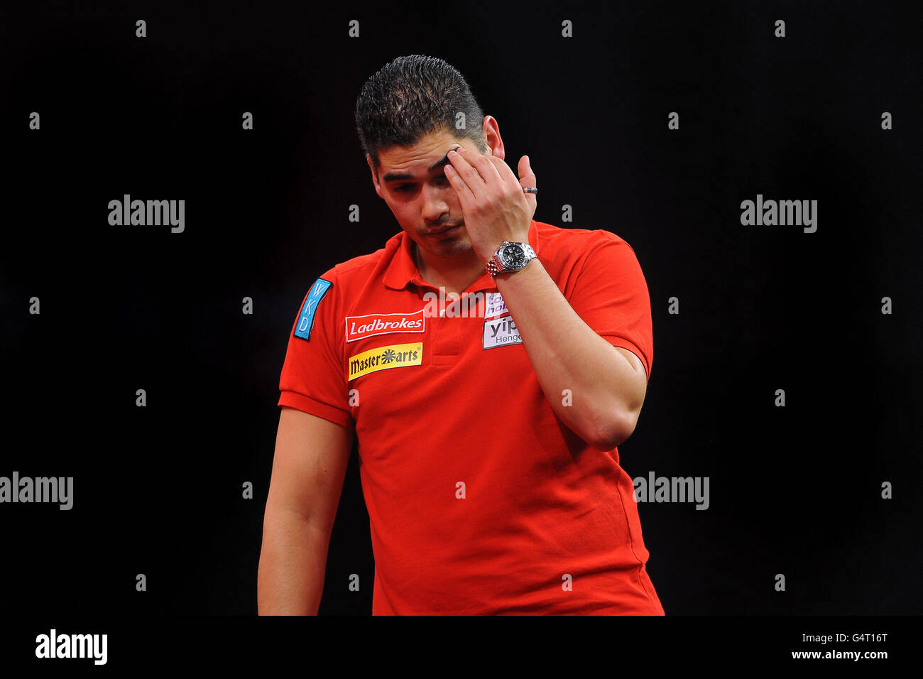 Jelle Klaasen en action lors de son deuxième match contre James Wade lors du Championnat du monde des fléchettes Ladbrokes.com à Alexandra Palace, Londres. Banque D'Images