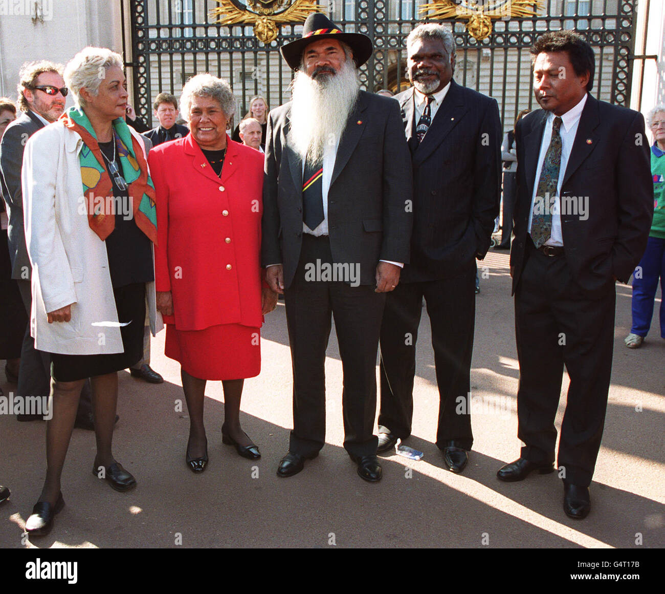 Des dirigeants aborigènes pro-républicains à l'extérieur de Buckingham Palace à Londres, où ils ont rencontré la Reine. (G-D) le professeur Marcia Langton, le Dr Lowitja O'Donoghue, Patrick Dodson, Gatjil Djerrukura et Peter Yu soutiennent des mesures de changement constitutionnel. * avant le référendum sur l'avenir de la monarchie. Banque D'Images