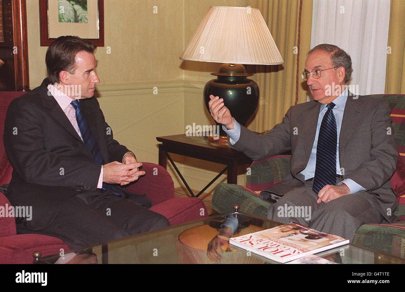 LE sénateur AMÉRICAIN George Mitchell lors d'une rencontre avec le nouveau secrétaire d'Irlande du Nord Peter Mandelson (à gauche) à l'hôtel Grosvenor House de Londres. Banque D'Images