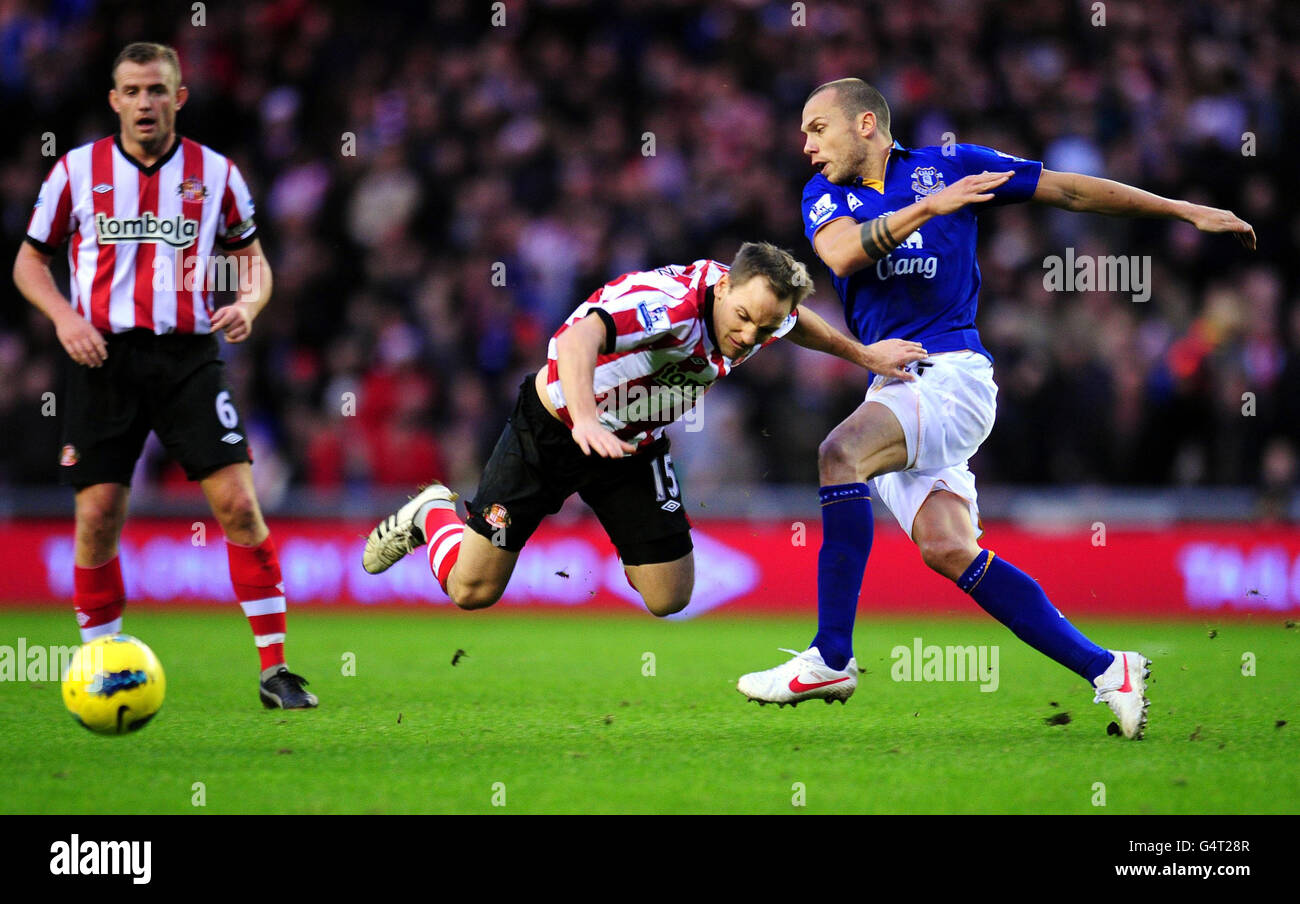 David Vaughan de Sunderland est fouillé par John Heitinga (à droite) d'Everton pendant le match de la Barclays Premier League au stade de Light, Sunderland. Banque D'Images