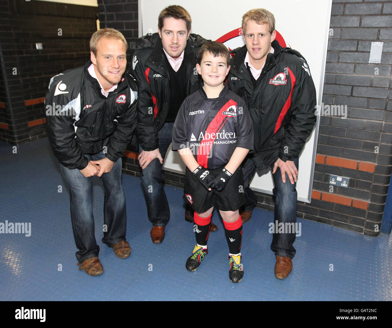 Rugby Union - RaboDirect PRO12 - Edinburgh Rugby / Glasgow Warriors - Murrayfield.La mascotte d'Édimbourg avec des joueurs avant le match RaboDirect PRO12 à Murrayfield, Édimbourg. Banque D'Images